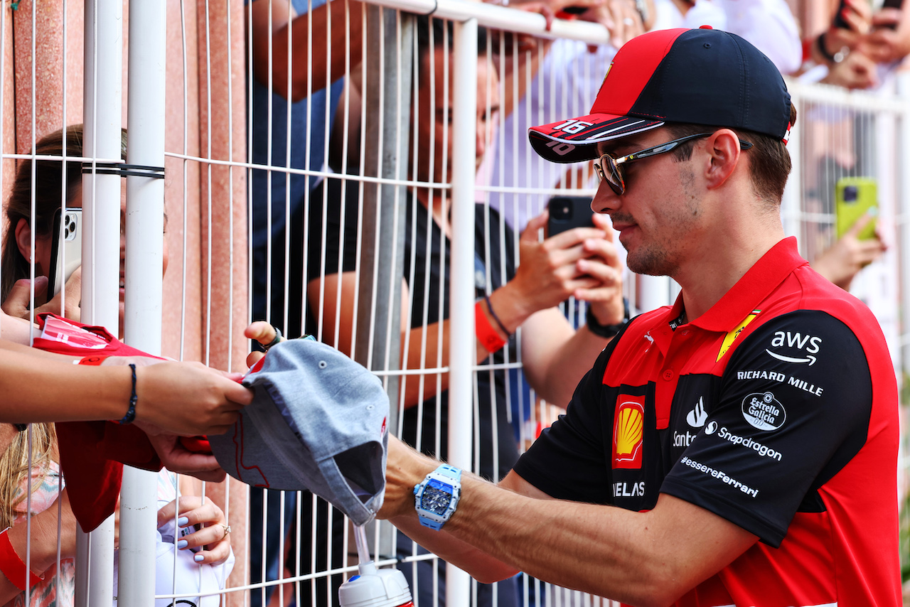 GP MONACO, Charles Leclerc (MON) Ferrari with fans on the drivers parade.
29.05.2022. Formula 1 World Championship, Rd 7, Monaco Grand Prix, Monte Carlo, Monaco, Gara Day.
- www.xpbimages.com, EMail: requests@xpbimages.com © Copyright: Batchelor / XPB Images