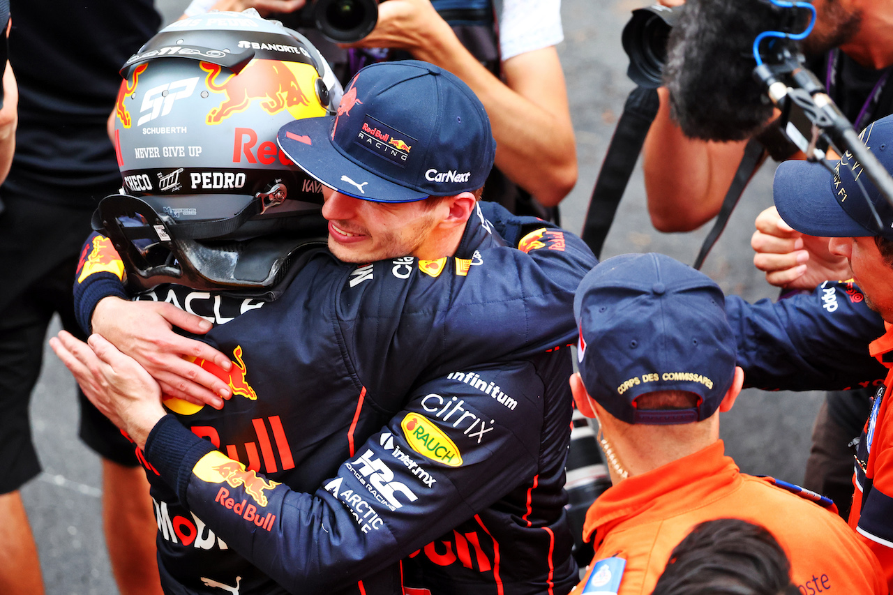 GP MONACO, (L to R): Gara winner Sergio Perez (MEX) Red Bull Racing celebrates with third placed team mate Max Verstappen (NLD) Red Bull Racing in parc ferme.
29.05.2022. Formula 1 World Championship, Rd 7, Monaco Grand Prix, Monte Carlo, Monaco, Gara Day.
- www.xpbimages.com, EMail: requests@xpbimages.com © Copyright: Batchelor / XPB Images