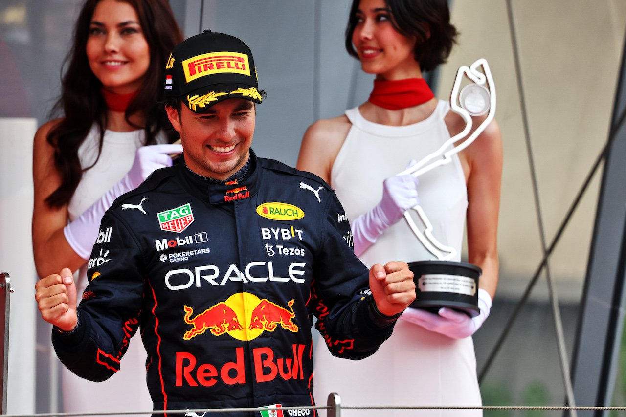 GP MONACO, Gara winner Sergio Perez (MEX) Red Bull Racing celebrates on the podium.
29.05.2022. Formula 1 World Championship, Rd 7, Monaco Grand Prix, Monte Carlo, Monaco, Gara Day.
- www.xpbimages.com, EMail: requests@xpbimages.com © Copyright: Batchelor / XPB Images