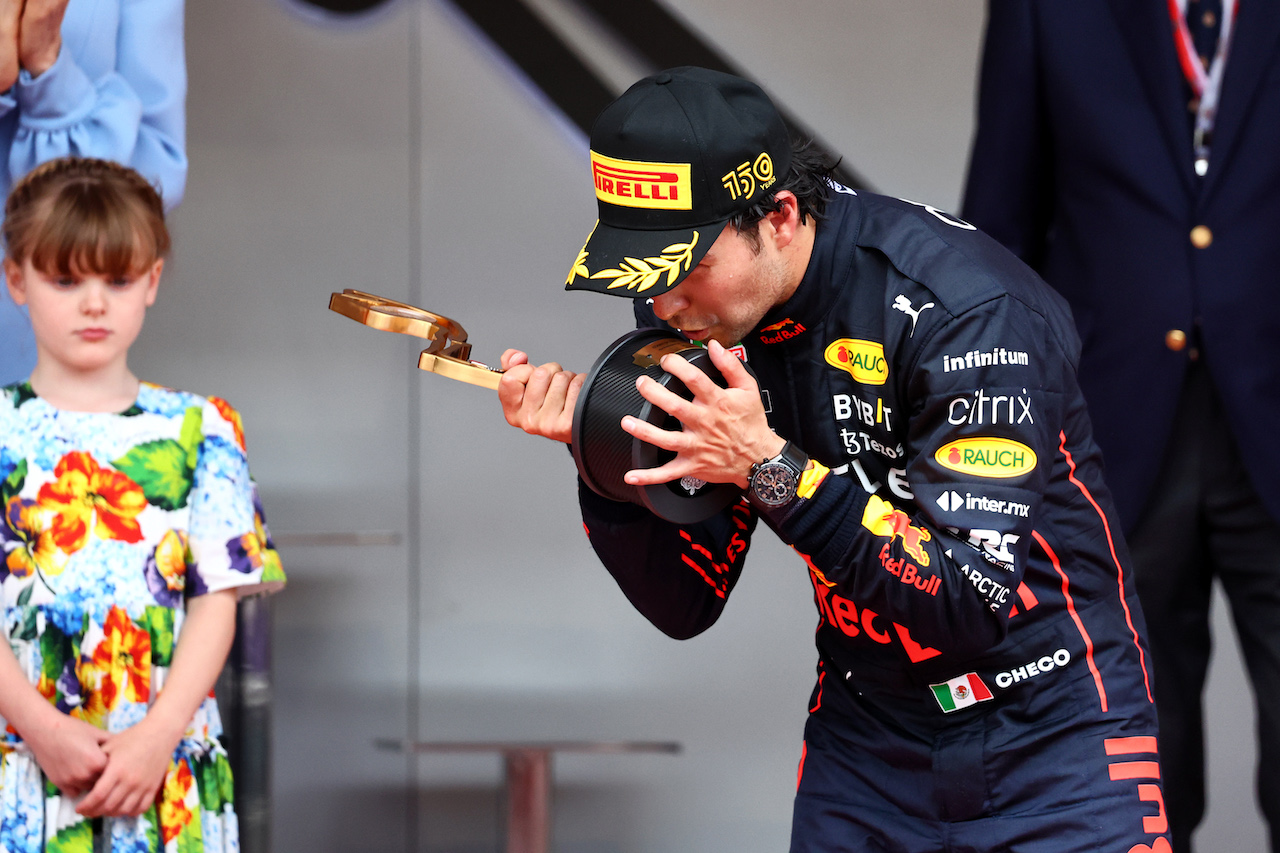 GP MONACO, Gara winner Sergio Perez (MEX) Red Bull Racing celebrates on the podium.
29.05.2022. Formula 1 World Championship, Rd 7, Monaco Grand Prix, Monte Carlo, Monaco, Gara Day.
- www.xpbimages.com, EMail: requests@xpbimages.com © Copyright: Batchelor / XPB Images