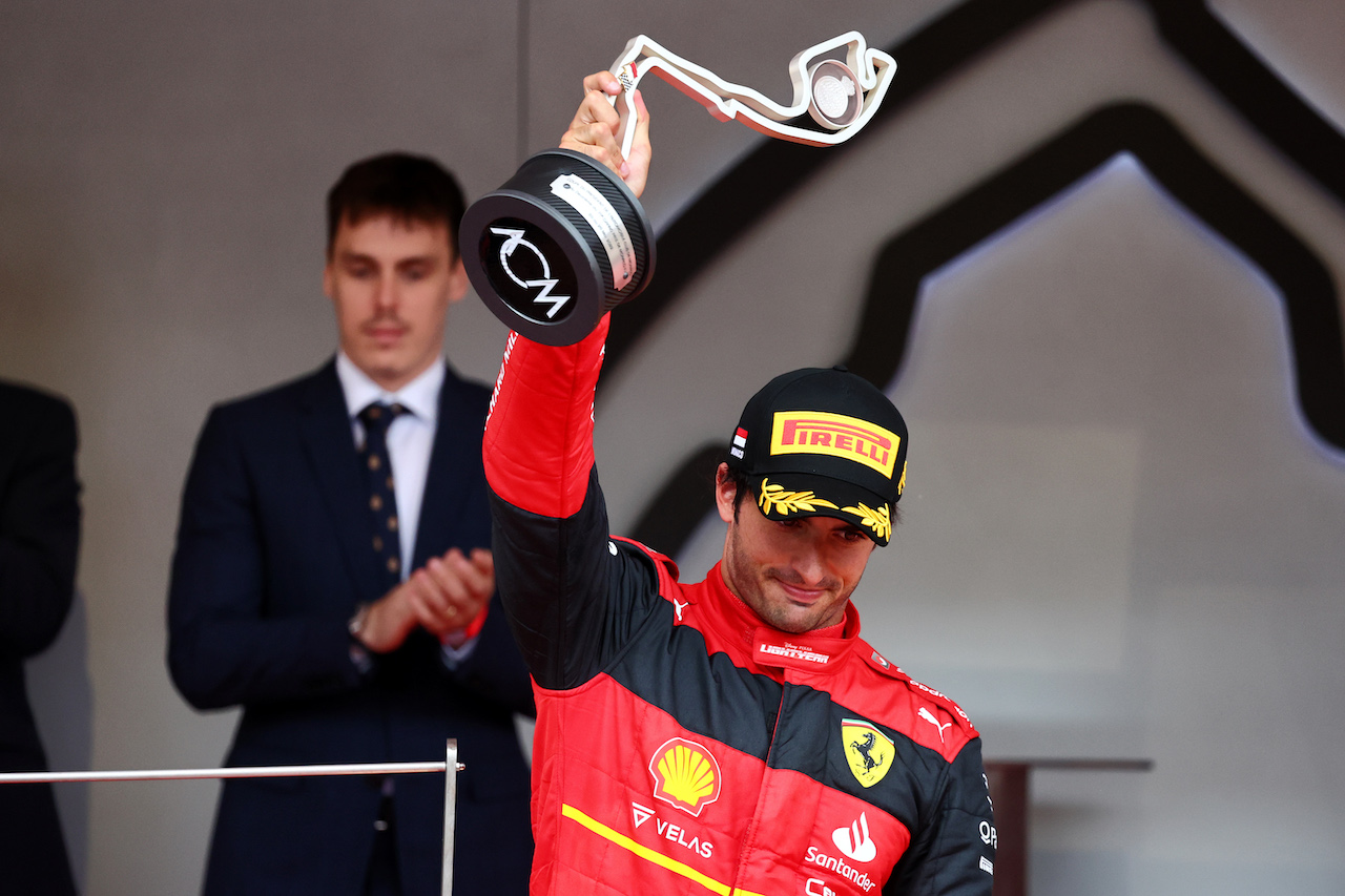 GP MONACO, Carlos Sainz Jr (ESP) Ferrari celebrates his second position on the podium.
29.05.2022. Formula 1 World Championship, Rd 7, Monaco Grand Prix, Monte Carlo, Monaco, Gara Day.
- www.xpbimages.com, EMail: requests@xpbimages.com © Copyright: Batchelor / XPB Images