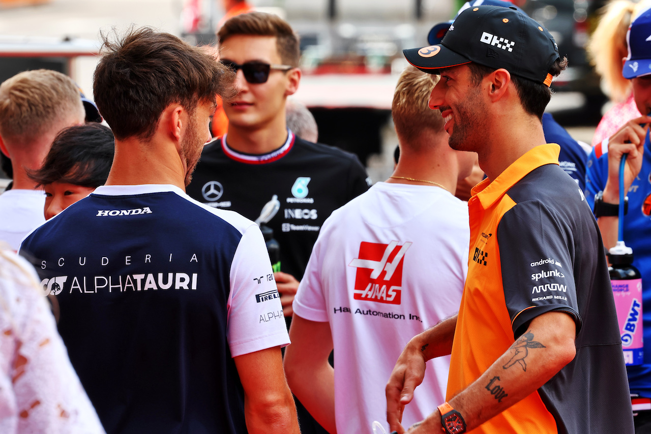 GP MONACO, (L to R): Pierre Gasly (FRA) AlphaTauri with Daniel Ricciardo (AUS) McLaren on the drivers parade.
29.05.2022. Formula 1 World Championship, Rd 7, Monaco Grand Prix, Monte Carlo, Monaco, Gara Day.
- www.xpbimages.com, EMail: requests@xpbimages.com © Copyright: Batchelor / XPB Images