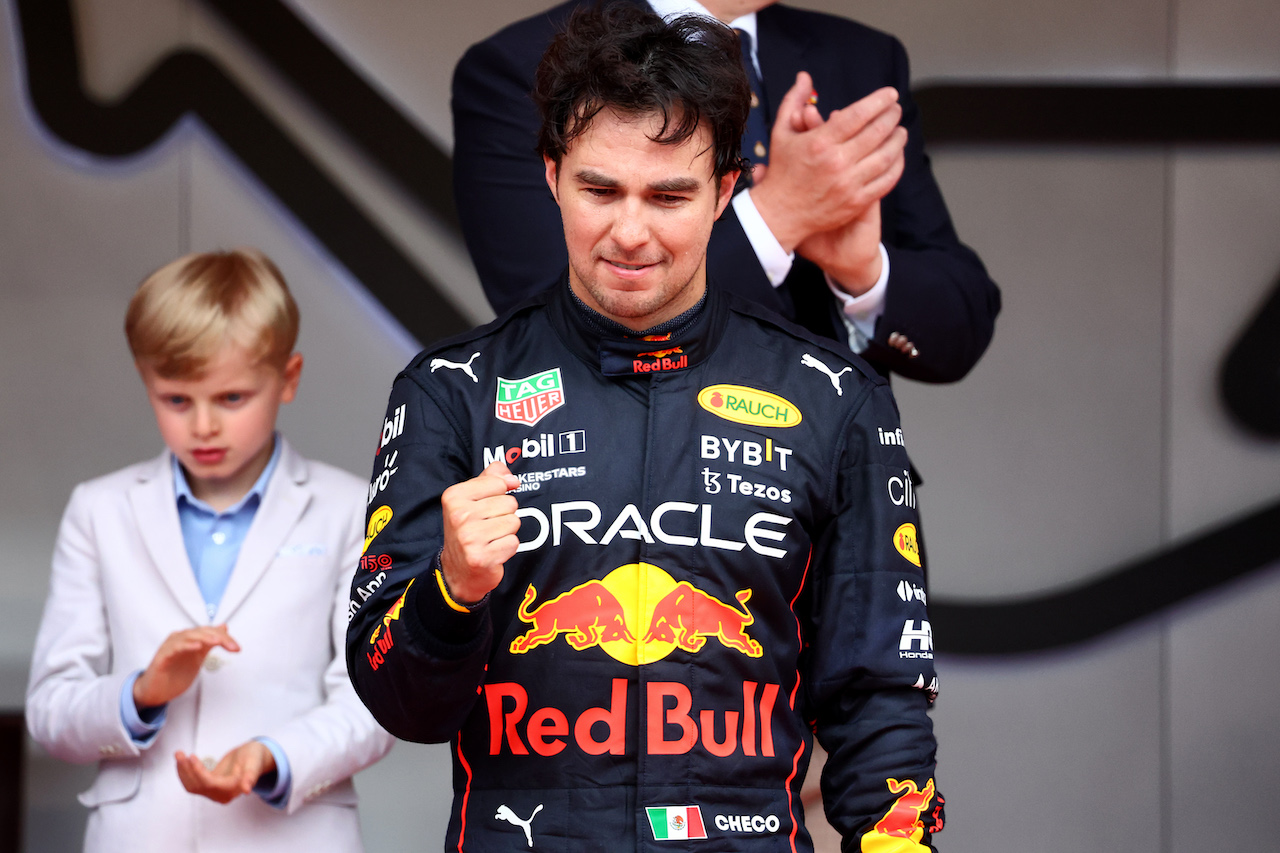 GP MONACO, Gara winner Sergio Perez (MEX) Red Bull Racing celebrates on the podium.
29.05.2022. Formula 1 World Championship, Rd 7, Monaco Grand Prix, Monte Carlo, Monaco, Gara Day.
- www.xpbimages.com, EMail: requests@xpbimages.com © Copyright: Batchelor / XPB Images