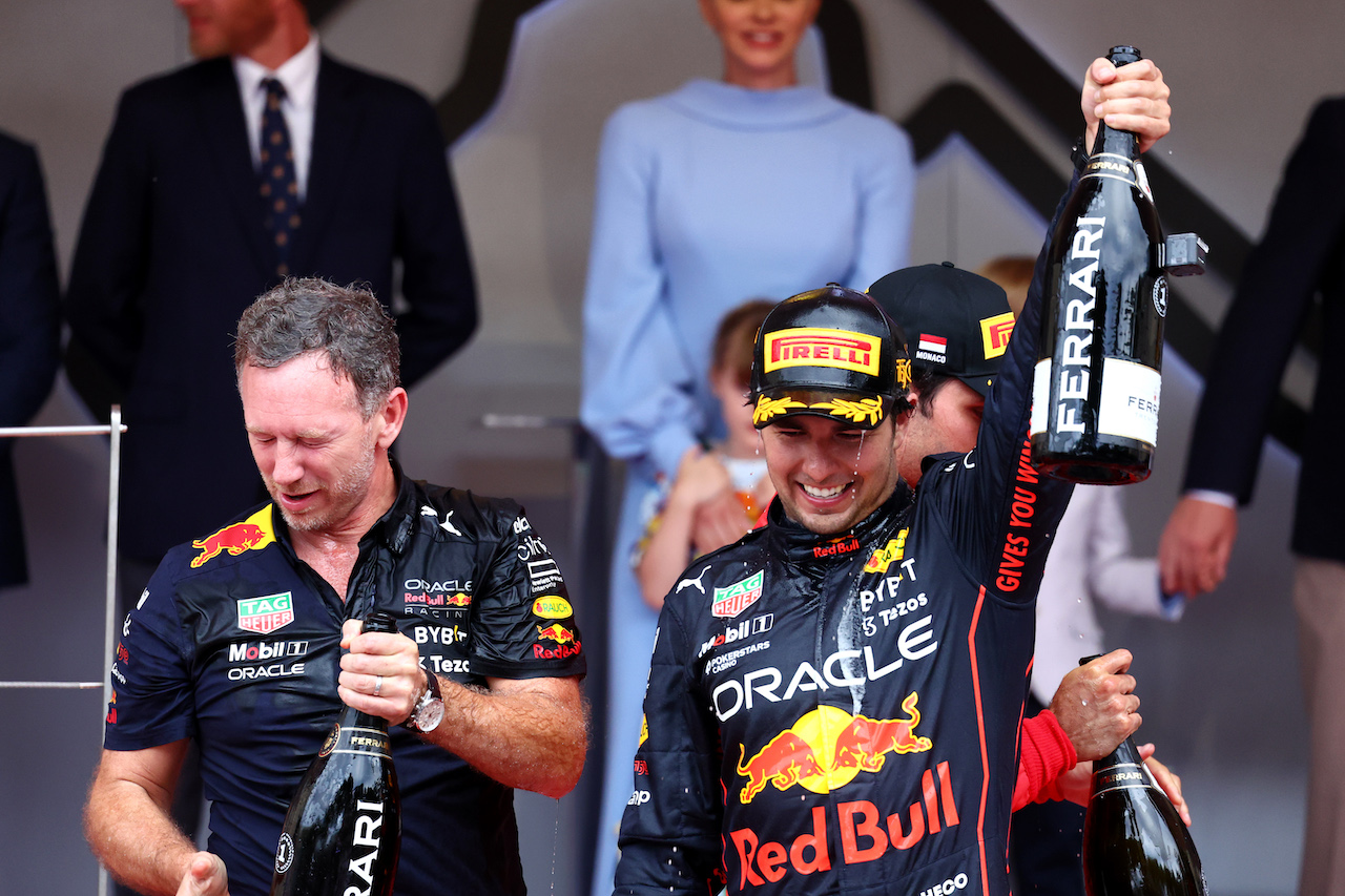 GP MONACO, Gara winner Sergio Perez (MEX) Red Bull Racing celebrates on the podium with Christian Horner (GBR) Red Bull Racing Team Principal.
29.05.2022. Formula 1 World Championship, Rd 7, Monaco Grand Prix, Monte Carlo, Monaco, Gara Day.
- www.xpbimages.com, EMail: requests@xpbimages.com © Copyright: Batchelor / XPB Images