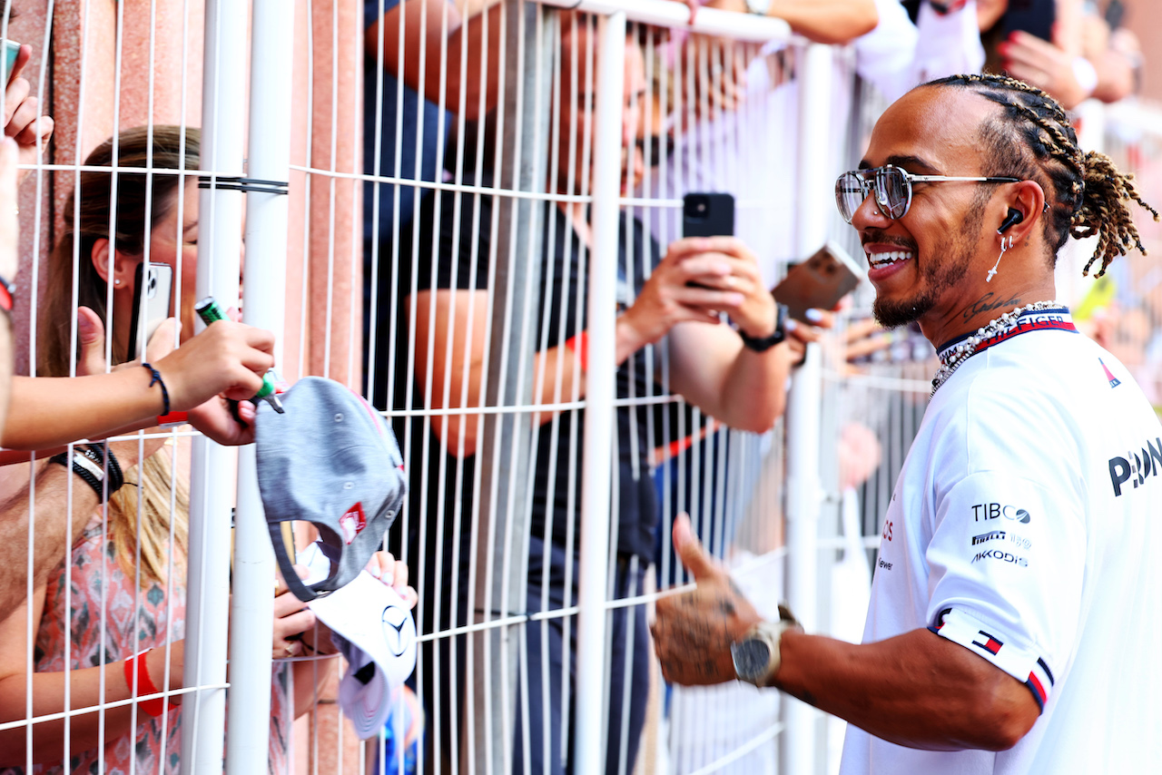 GP MONACO, Lewis Hamilton (GBR) Mercedes AMG F1 with fans on the drivers parade.
29.05.2022. Formula 1 World Championship, Rd 7, Monaco Grand Prix, Monte Carlo, Monaco, Gara Day.
- www.xpbimages.com, EMail: requests@xpbimages.com © Copyright: Batchelor / XPB Images