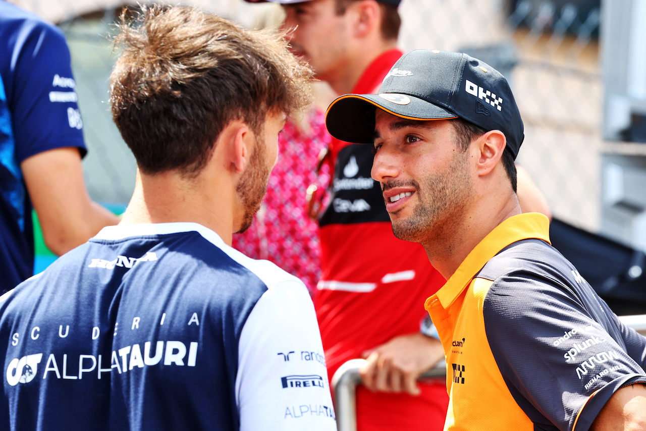 GP MONACO, (L to R): Pierre Gasly (FRA) AlphaTauri with Daniel Ricciardo (AUS) McLaren on the drivers parade.
29.05.2022. Formula 1 World Championship, Rd 7, Monaco Grand Prix, Monte Carlo, Monaco, Gara Day.
- www.xpbimages.com, EMail: requests@xpbimages.com © Copyright: Batchelor / XPB Images