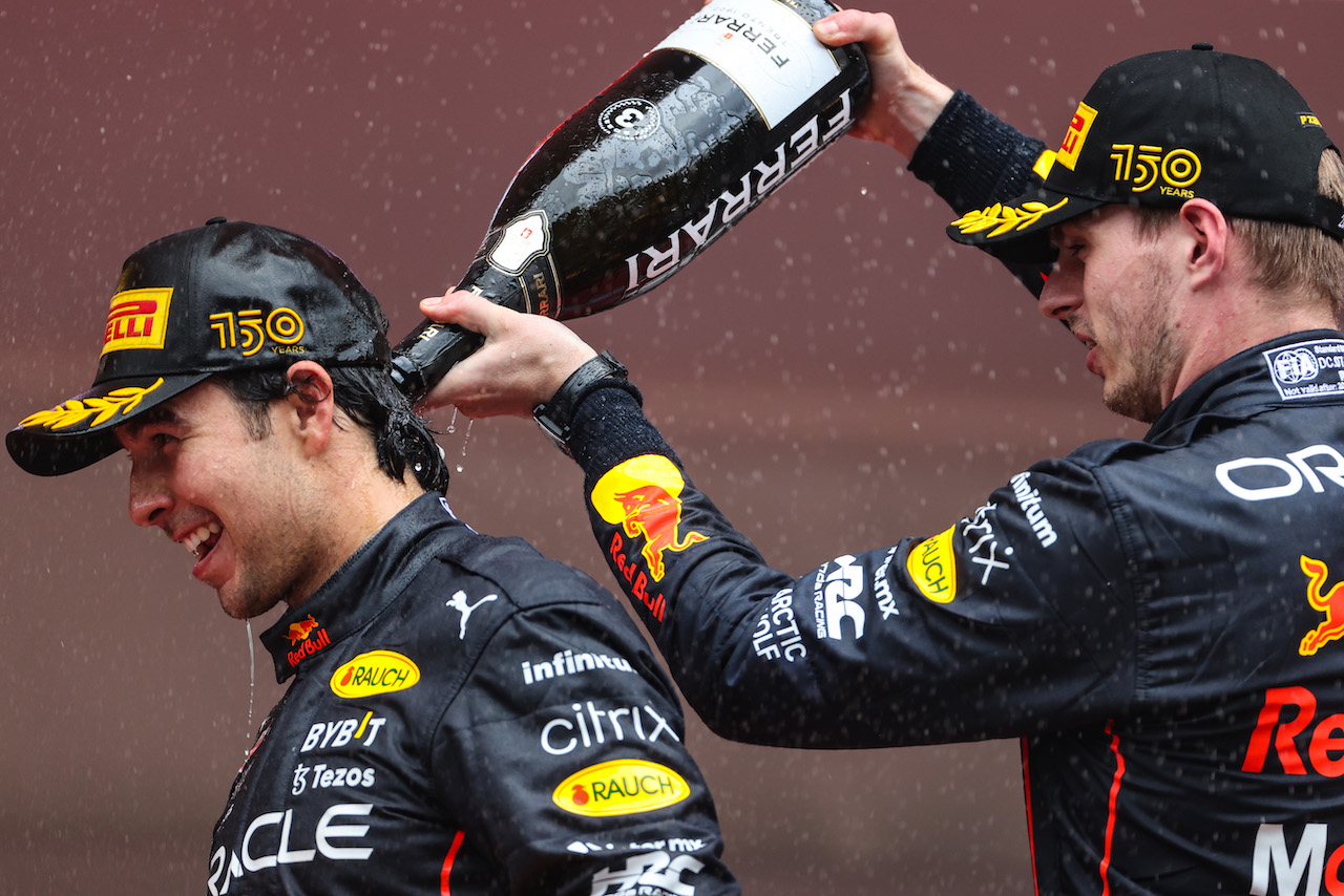 GP MONACO, Sergio Perez (MEX), Red Bull Racing e Max Verstappen (NLD), Red Bull Racing 
29.05.2022. Formula 1 World Championship, Rd 7, Monaco Grand Prix, Monte Carlo, Monaco, Gara Day.
- www.xpbimages.com, EMail: requests@xpbimages.com ¬© Copyright: Charniaux / XPB Images