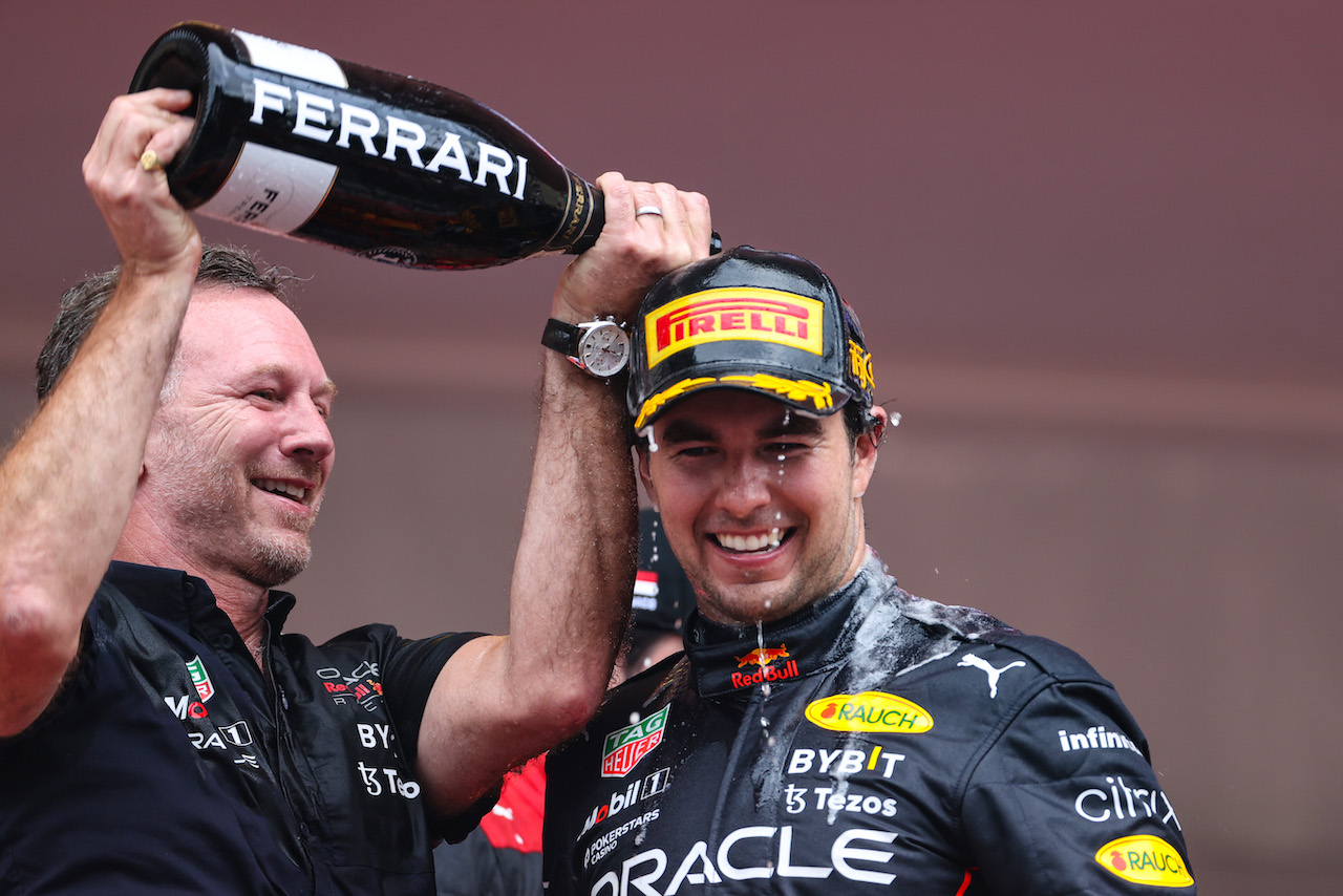 GP MONACO, Sergio Perez (MEX), Red Bull Racing e Christian Horner (GBR), Red Bull Racing Team Principal  
29.05.2022. Formula 1 World Championship, Rd 7, Monaco Grand Prix, Monte Carlo, Monaco, Gara Day.
- www.xpbimages.com, EMail: requests@xpbimages.com ¬© Copyright: Charniaux / XPB Images