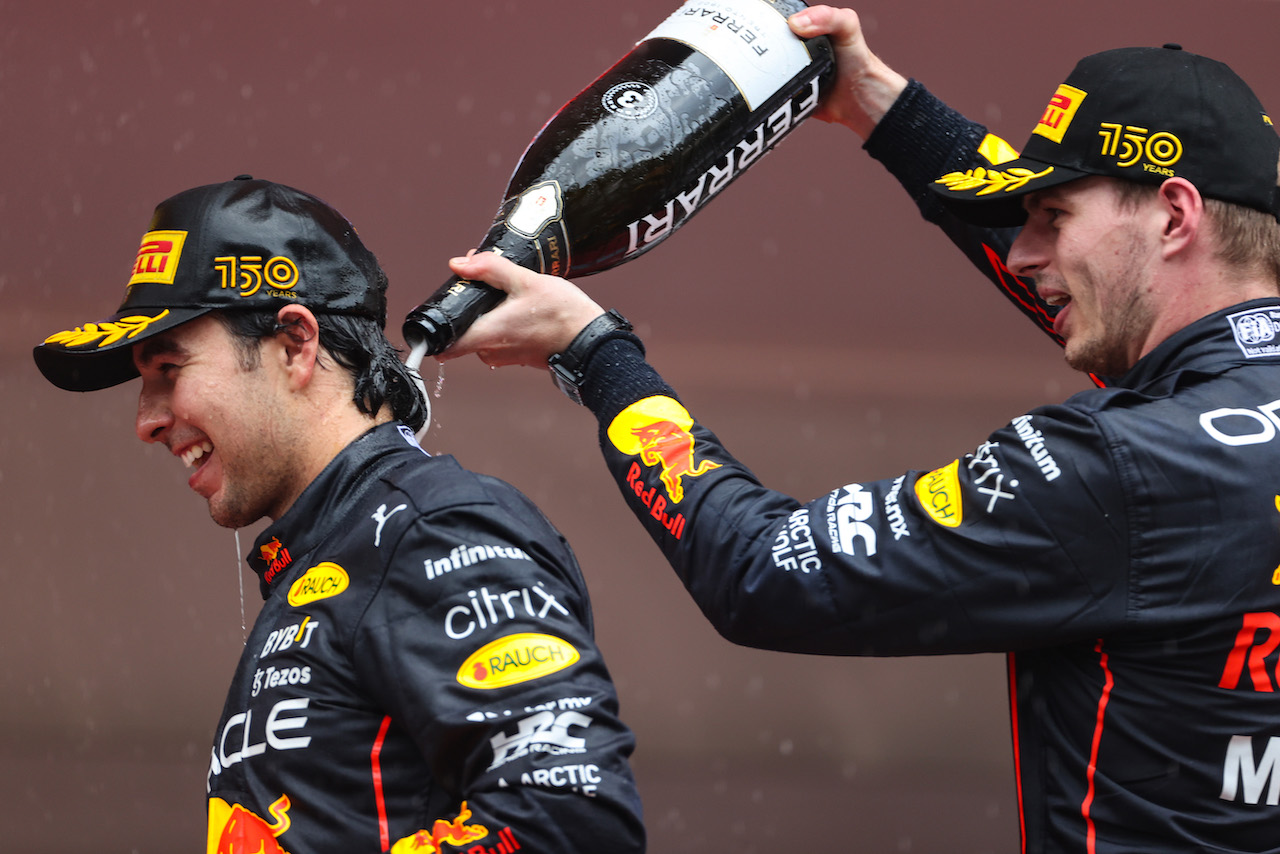 GP MONACO, Sergio Perez (MEX), Red Bull Racing e Max Verstappen (NLD), Red Bull Racing 
29.05.2022. Formula 1 World Championship, Rd 7, Monaco Grand Prix, Monte Carlo, Monaco, Gara Day.
- www.xpbimages.com, EMail: requests@xpbimages.com ¬© Copyright: Charniaux / XPB Images