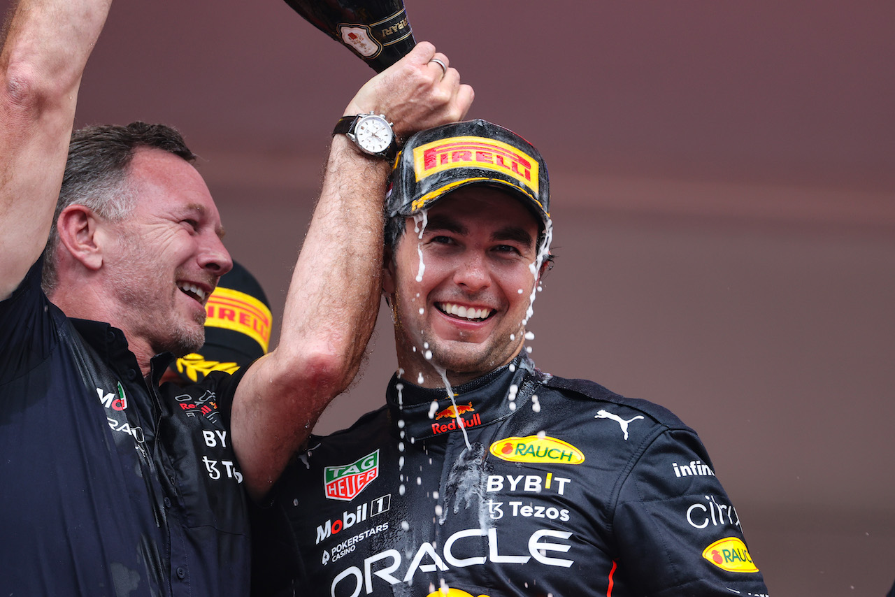 GP MONACO, Christian Horner (GBR), Red Bull Racing Team Principal  e Sergio Perez (MEX), Red Bull Racing 
29.05.2022. Formula 1 World Championship, Rd 7, Monaco Grand Prix, Monte Carlo, Monaco, Gara Day.
- www.xpbimages.com, EMail: requests@xpbimages.com © Copyright: Charniaux / XPB Images