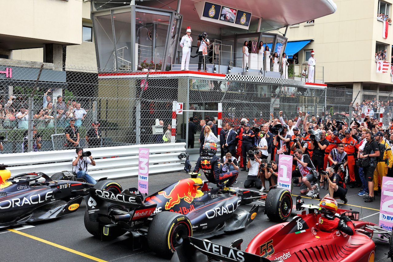 GP MONACO, Gara winner Sergio Perez (MEX) Red Bull Racing RB18 celebrates in parc ferme.
29.05.2022. Formula 1 World Championship, Rd 7, Monaco Grand Prix, Monte Carlo, Monaco, Gara Day.
- www.xpbimages.com, EMail: requests@xpbimages.com © Copyright: Bearne / XPB Images