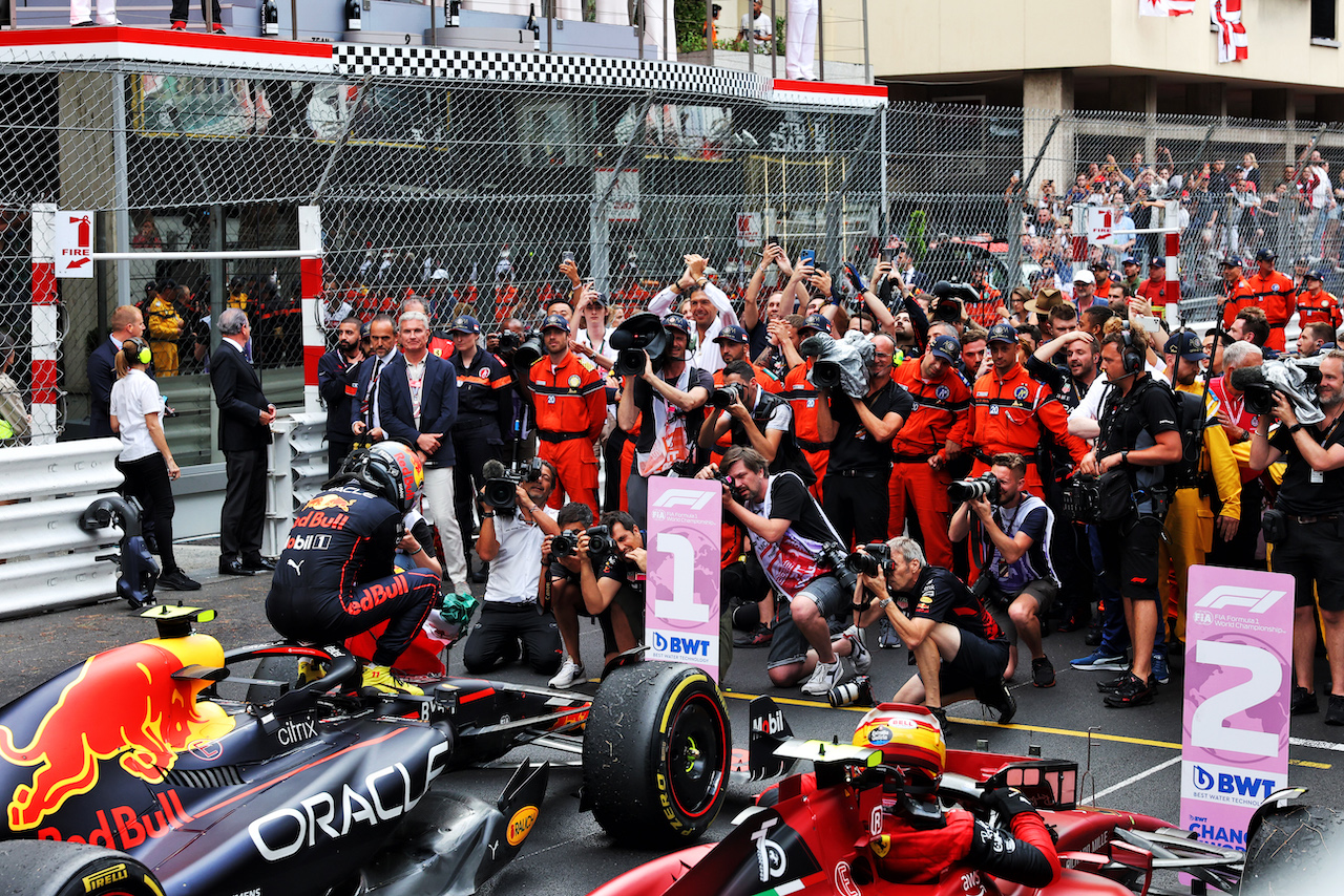 GP MONACO, Gara winner Sergio Perez (MEX) Red Bull Racing RB18 celebrates in parc ferme.
29.05.2022. Formula 1 World Championship, Rd 7, Monaco Grand Prix, Monte Carlo, Monaco, Gara Day.
- www.xpbimages.com, EMail: requests@xpbimages.com © Copyright: Bearne / XPB Images