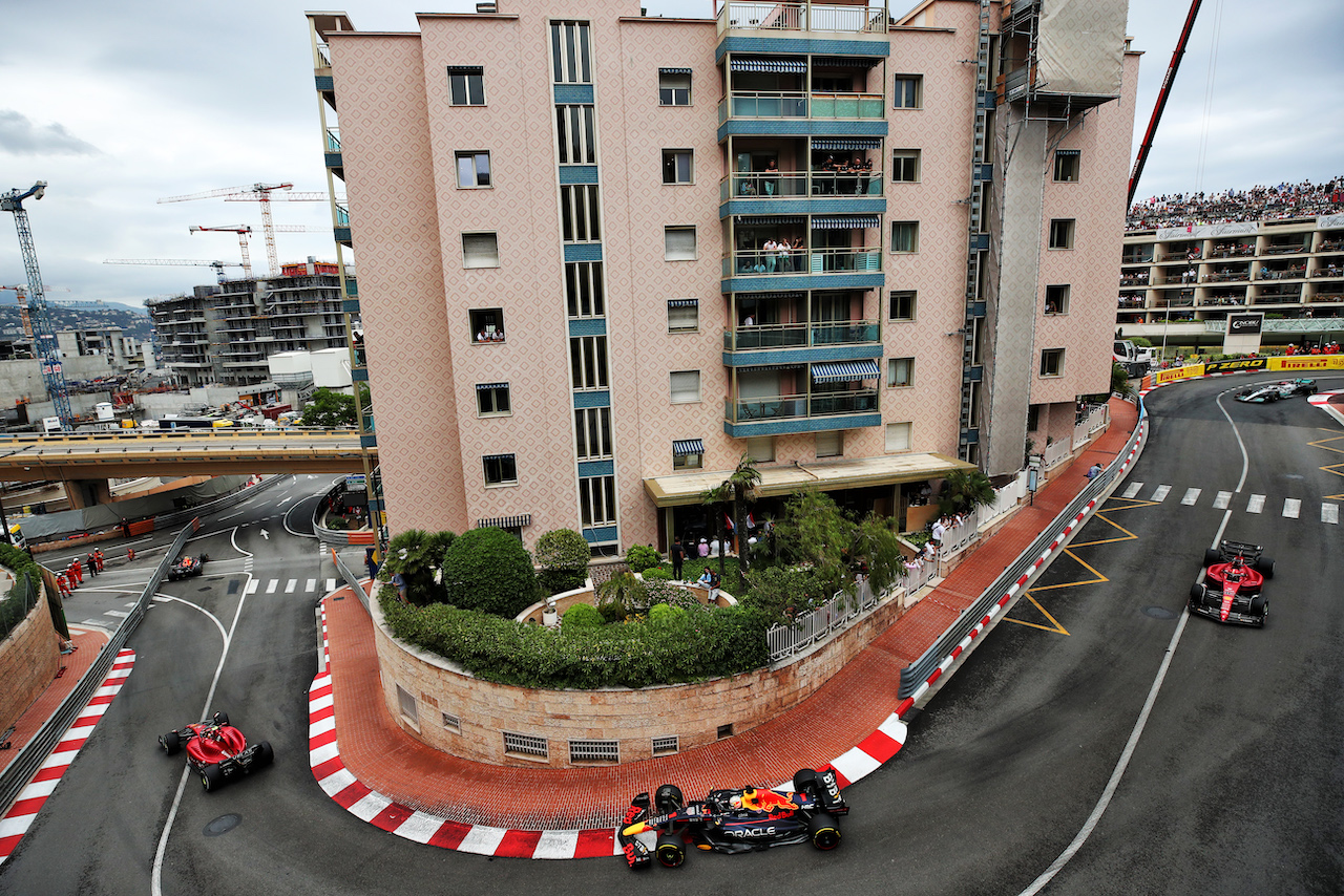 GP MONACO, Sergio Perez (MEX) Red Bull Racing RB18 davanti a Carlos Sainz Jr (ESP) Ferrari F1-75; Max Verstappen (NLD) Red Bull Racing RB18; e Charles Leclerc (MON) Ferrari F1-75.
29.05.2022. Formula 1 World Championship, Rd 7, Monaco Grand Prix, Monte Carlo, Monaco, Gara Day.
 - www.xpbimages.com, EMail: requests@xpbimages.com © Copyright: Coates / XPB Images