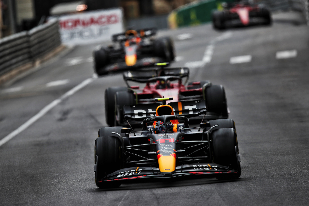 GP MONACO, Sergio Perez (MEX) Red Bull Racing RB18.
29.05.2022. Formula 1 World Championship, Rd 7, Monaco Grand Prix, Monte Carlo, Monaco, Gara Day.
 - www.xpbimages.com, EMail: requests@xpbimages.com © Copyright: Coates / XPB Images