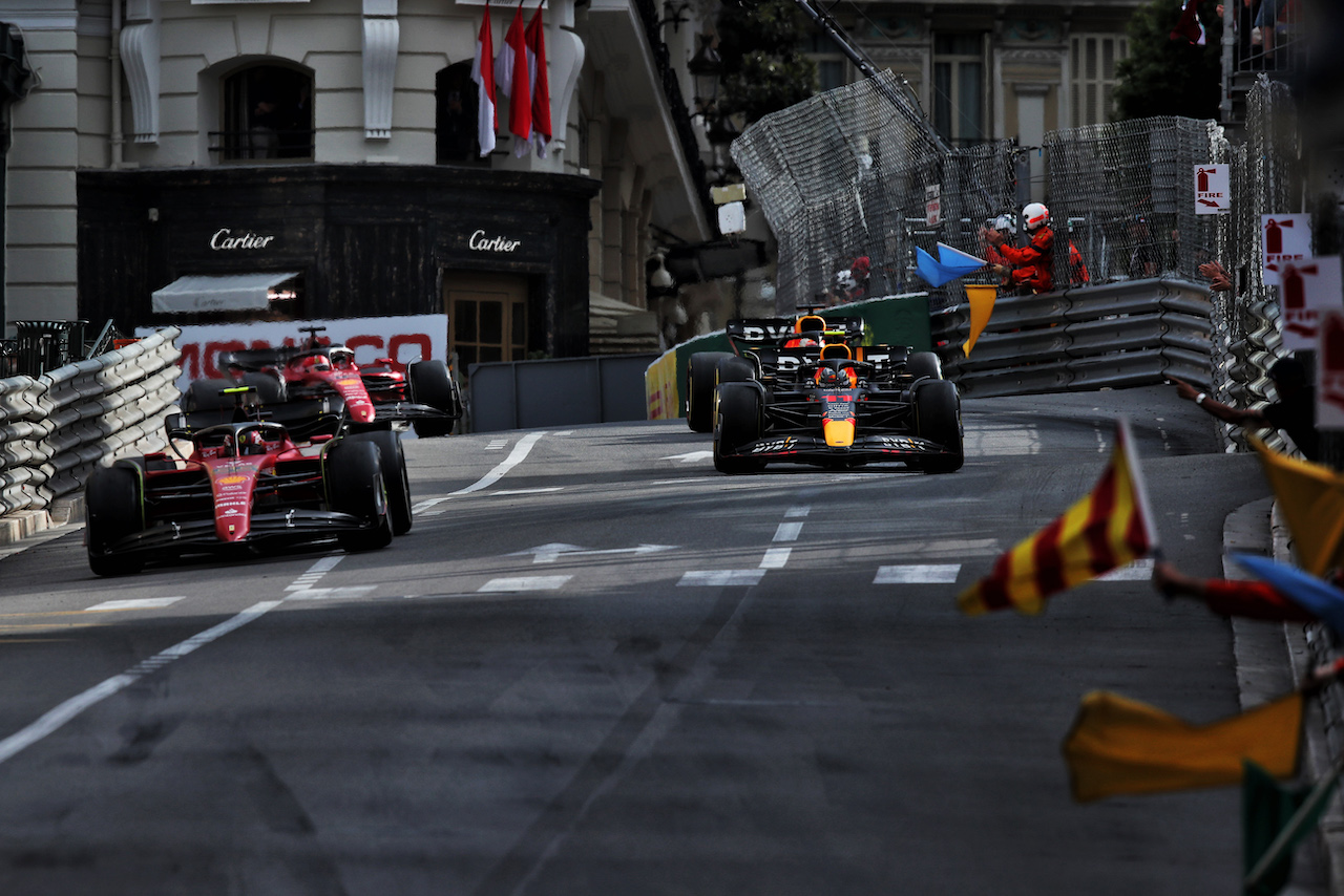 GP MONACO, Carlos Sainz Jr (ESP) Ferrari F1-75 e vincitore Sergio Perez (MEX) Red Bull Racing RB18 at the end of the race.
29.05.2022. Formula 1 World Championship, Rd 7, Monaco Grand Prix, Monte Carlo, Monaco, Gara Day.
 - www.xpbimages.com, EMail: requests@xpbimages.com © Copyright: Coates / XPB Images