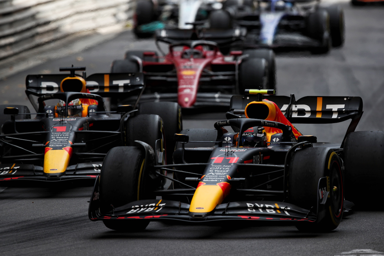 GP MONACO, Gara winner Sergio Perez (MEX) Red Bull Racing RB18 e Max Verstappen (NLD) Red Bull Racing RB18 at the end of the race.
29.05.2022. Formula 1 World Championship, Rd 7, Monaco Grand Prix, Monte Carlo, Monaco, Gara Day.
 - www.xpbimages.com, EMail: requests@xpbimages.com © Copyright: Coates / XPB Images