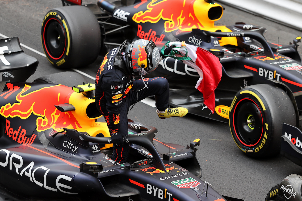 GP MONACO, Gara winner Sergio Perez (MEX) Red Bull Racing RB18 celebrates in parc ferme.
29.05.2022. Formula 1 World Championship, Rd 7, Monaco Grand Prix, Monte Carlo, Monaco, Gara Day.
- www.xpbimages.com, EMail: requests@xpbimages.com © Copyright: Moy / XPB Images