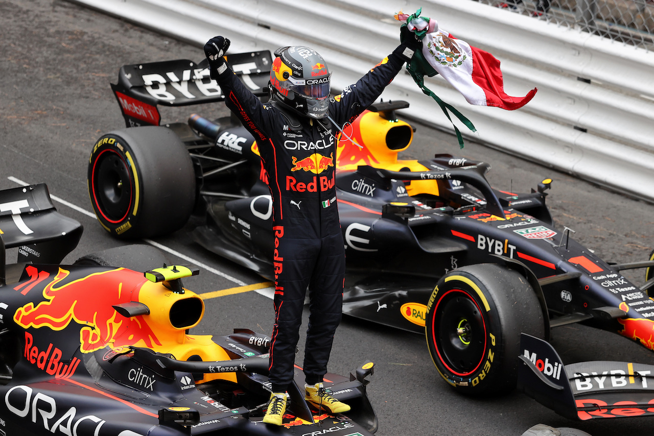 GP MONACO, Gara winner Sergio Perez (MEX) Red Bull Racing RB18 celebrates in parc ferme.
29.05.2022. Formula 1 World Championship, Rd 7, Monaco Grand Prix, Monte Carlo, Monaco, Gara Day.
- www.xpbimages.com, EMail: requests@xpbimages.com © Copyright: Moy / XPB Images