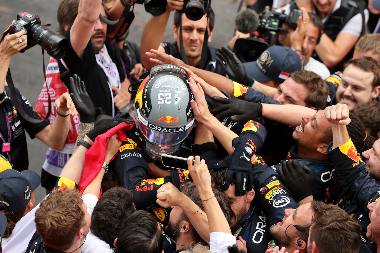 GP MONACO, Gara winner Sergio Perez (MEX) Red Bull Racing celebrates with the team in parc ferme.
29.05.2022. Formula 1 World Championship, Rd 7, Monaco Grand Prix, Monte Carlo, Monaco, Gara Day.
- www.xpbimages.com, EMail: requests@xpbimages.com © Copyright: Moy / XPB Images