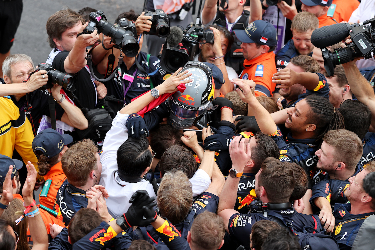 GP MONACO, Gara winner Sergio Perez (MEX) Red Bull Racing celebrates with the team in parc ferme.
29.05.2022. Formula 1 World Championship, Rd 7, Monaco Grand Prix, Monte Carlo, Monaco, Gara Day.
- www.xpbimages.com, EMail: requests@xpbimages.com © Copyright: Moy / XPB Images