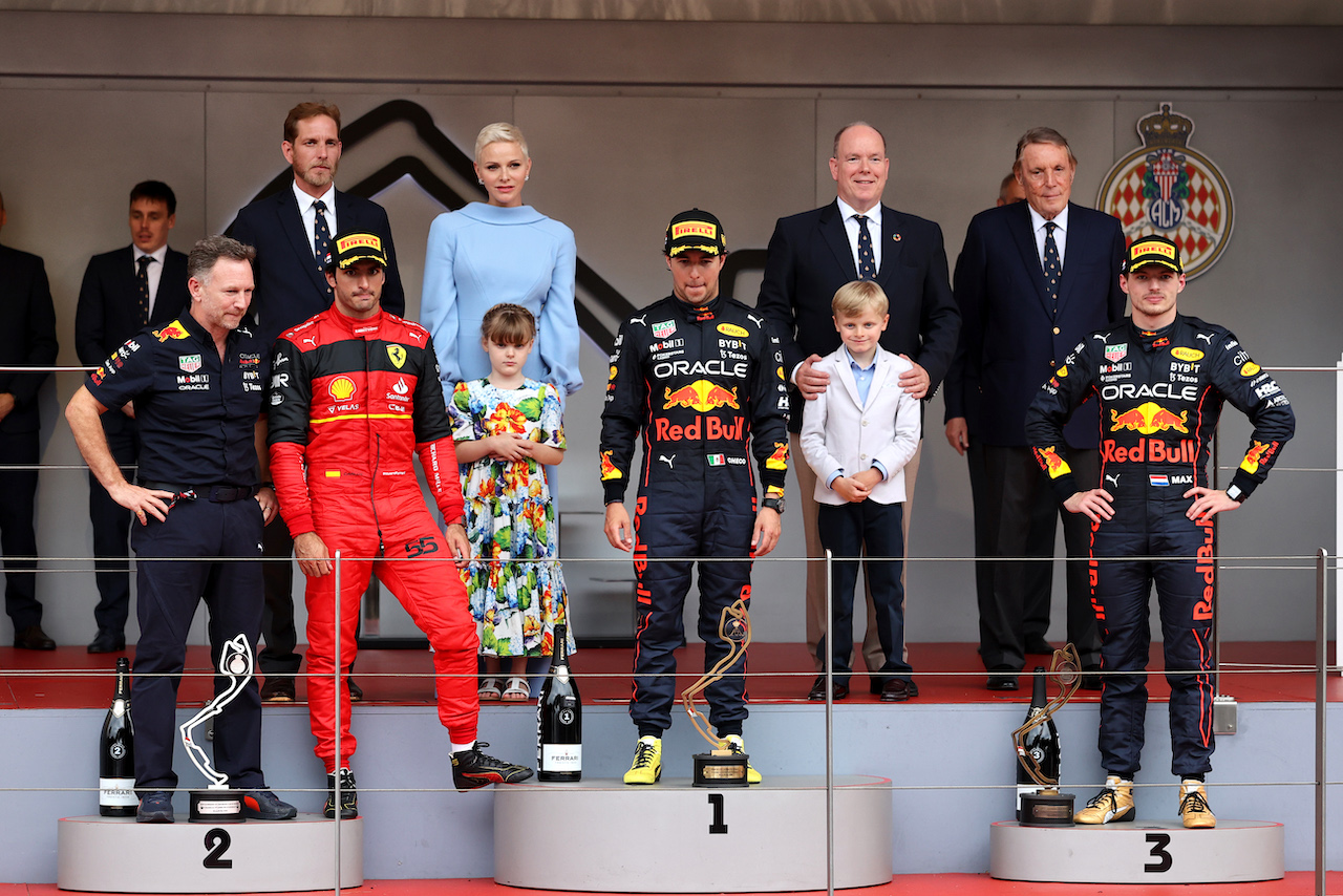 GP MONACO, The podium (L to R): Christian Horner (GBR) Red Bull Racing Team Principal; Carlos Sainz Jr (ESP) Ferrari, second; Sergio Perez (MEX) Red Bull Racing, vincitore; Max Verstappen (NLD) Red Bull Racing, third.
29.05.2022. Formula 1 World Championship, Rd 7, Monaco Grand Prix, Monte Carlo, Monaco, Gara Day.
- www.xpbimages.com, EMail: requests@xpbimages.com © Copyright: Moy / XPB Images