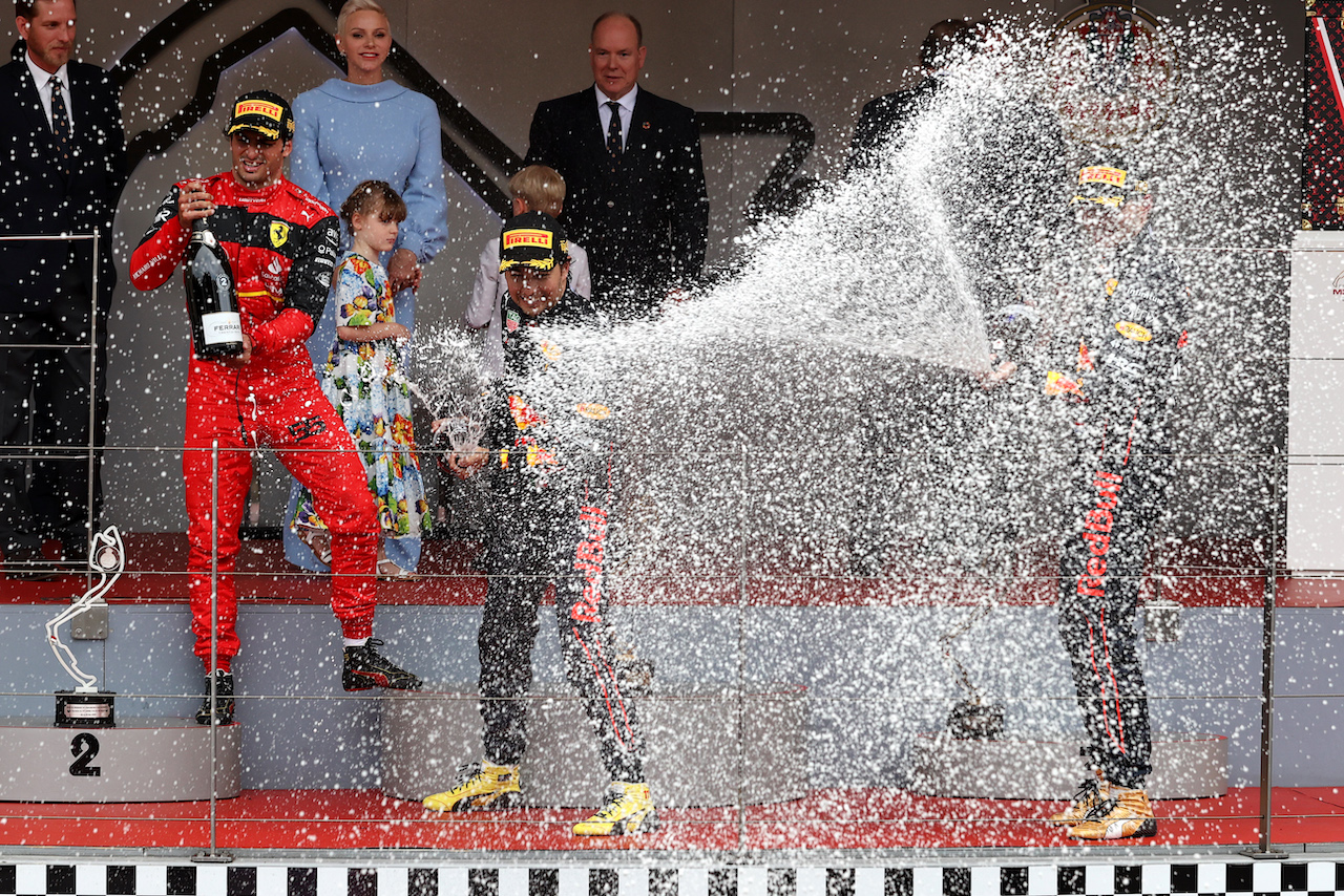 GP MONACO, The podium (L to R): Carlos Sainz Jr (ESP) Ferrari, second; Sergio Perez (MEX) Red Bull Racing, vincitore; Max Verstappen (NLD) Red Bull Racing, third.
29.05.2022. Formula 1 World Championship, Rd 7, Monaco Grand Prix, Monte Carlo, Monaco, Gara Day.
- www.xpbimages.com, EMail: requests@xpbimages.com © Copyright: Moy / XPB Images