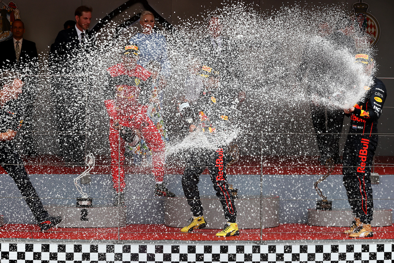 GP MONACO, The podium (L to R): Carlos Sainz Jr (ESP) Ferrari, second; Sergio Perez (MEX) Red Bull Racing, vincitore; Max Verstappen (NLD) Red Bull Racing, third.
29.05.2022. Formula 1 World Championship, Rd 7, Monaco Grand Prix, Monte Carlo, Monaco, Gara Day.
- www.xpbimages.com, EMail: requests@xpbimages.com © Copyright: Moy / XPB Images