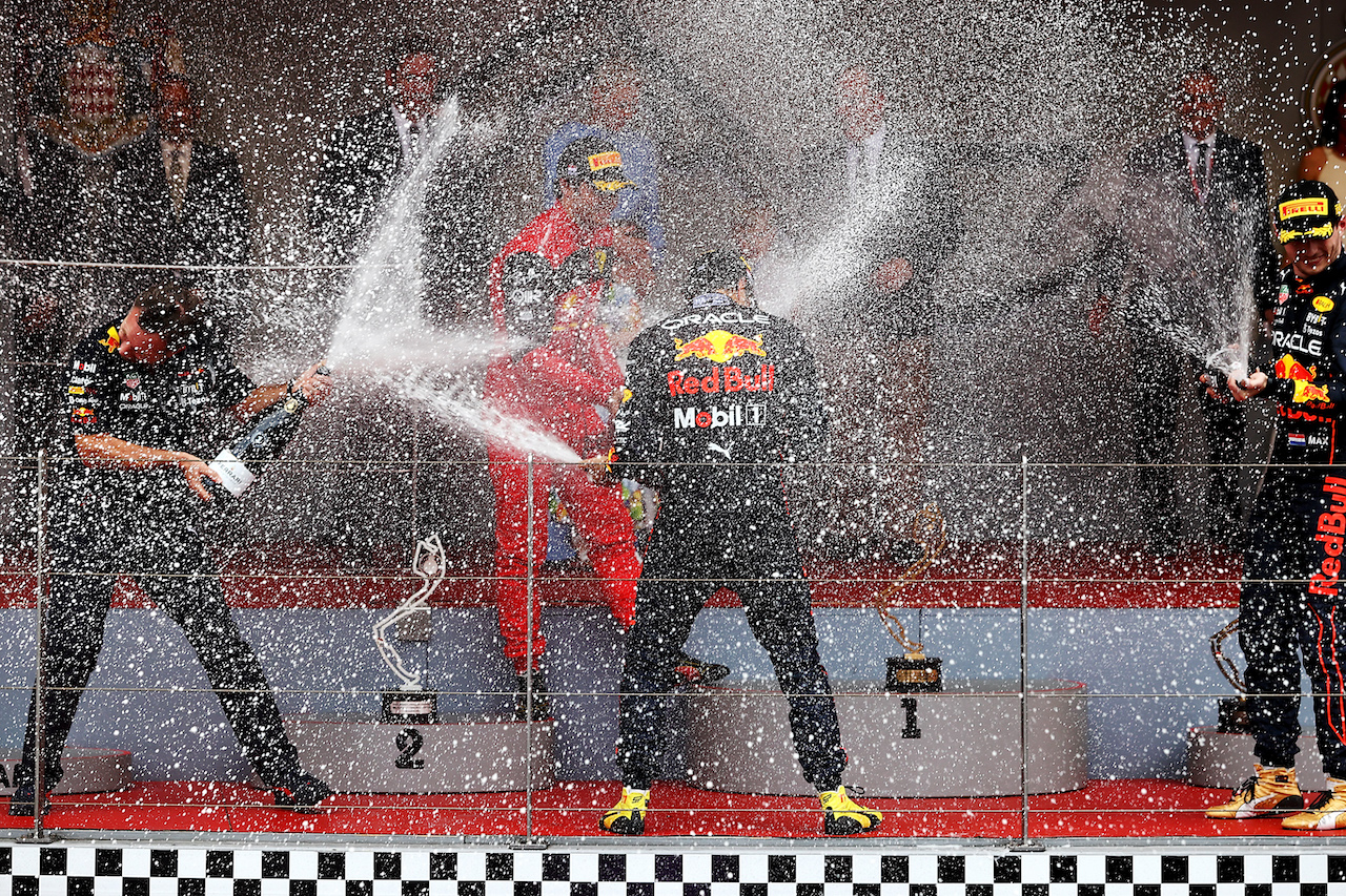 GP MONACO, The podium (L to R): Christian Horner (GBR) Red Bull Racing Team Principal; Carlos Sainz Jr (ESP) Ferrari, second; Sergio Perez (MEX) Red Bull Racing, vincitore; Max Verstappen (NLD) Red Bull Racing, third.
29.05.2022. Formula 1 World Championship, Rd 7, Monaco Grand Prix, Monte Carlo, Monaco, Gara Day.
- www.xpbimages.com, EMail: requests@xpbimages.com © Copyright: Moy / XPB Images