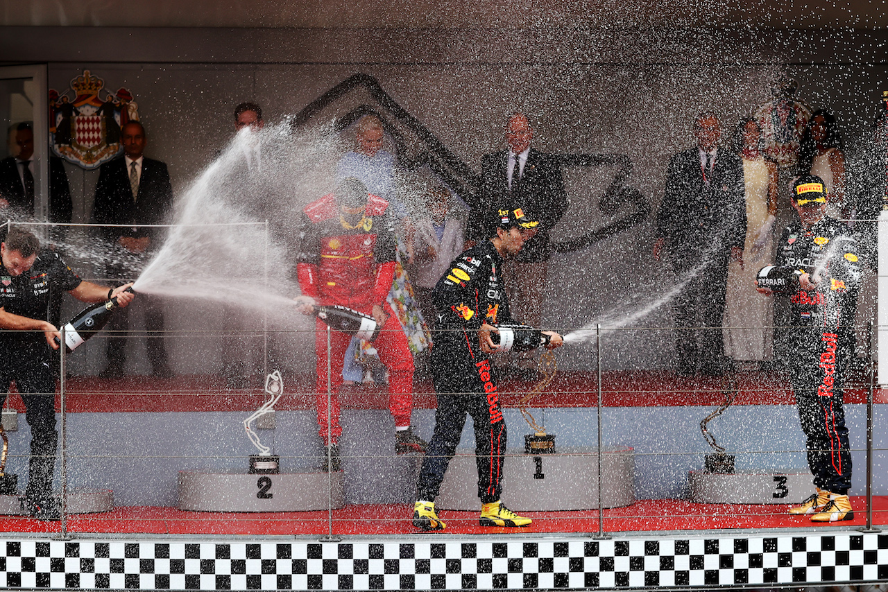 GP MONACO, The podium (L to R): Christian Horner (GBR) Red Bull Racing Team Principal; Carlos Sainz Jr (ESP) Ferrari, second; Sergio Perez (MEX) Red Bull Racing, vincitore; Max Verstappen (NLD) Red Bull Racing, third.
29.05.2022. Formula 1 World Championship, Rd 7, Monaco Grand Prix, Monte Carlo, Monaco, Gara Day.
- www.xpbimages.com, EMail: requests@xpbimages.com © Copyright: Moy / XPB Images