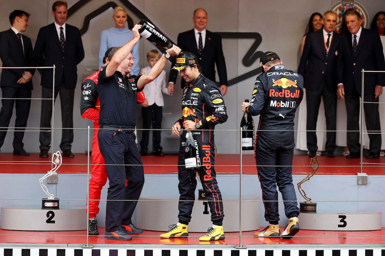 GP MONACO, Gara winner Sergio Perez (MEX) Red Bull Racing celebrates on the podium with Christian Horner (GBR) Red Bull Racing Team Principal.
29.05.2022. Formula 1 World Championship, Rd 7, Monaco Grand Prix, Monte Carlo, Monaco, Gara Day.
- www.xpbimages.com, EMail: requests@xpbimages.com © Copyright: Moy / XPB Images