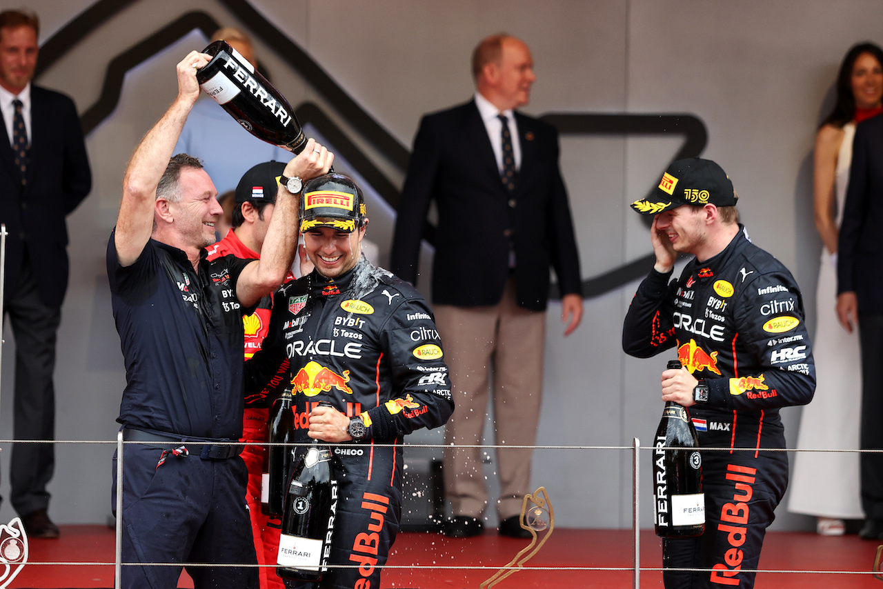 GP MONACO, Gara winner Sergio Perez (MEX) Red Bull Racing celebrates on the podium with Christian Horner (GBR) Red Bull Racing Team Principal.
29.05.2022. Formula 1 World Championship, Rd 7, Monaco Grand Prix, Monte Carlo, Monaco, Gara Day.
- www.xpbimages.com, EMail: requests@xpbimages.com © Copyright: Moy / XPB Images