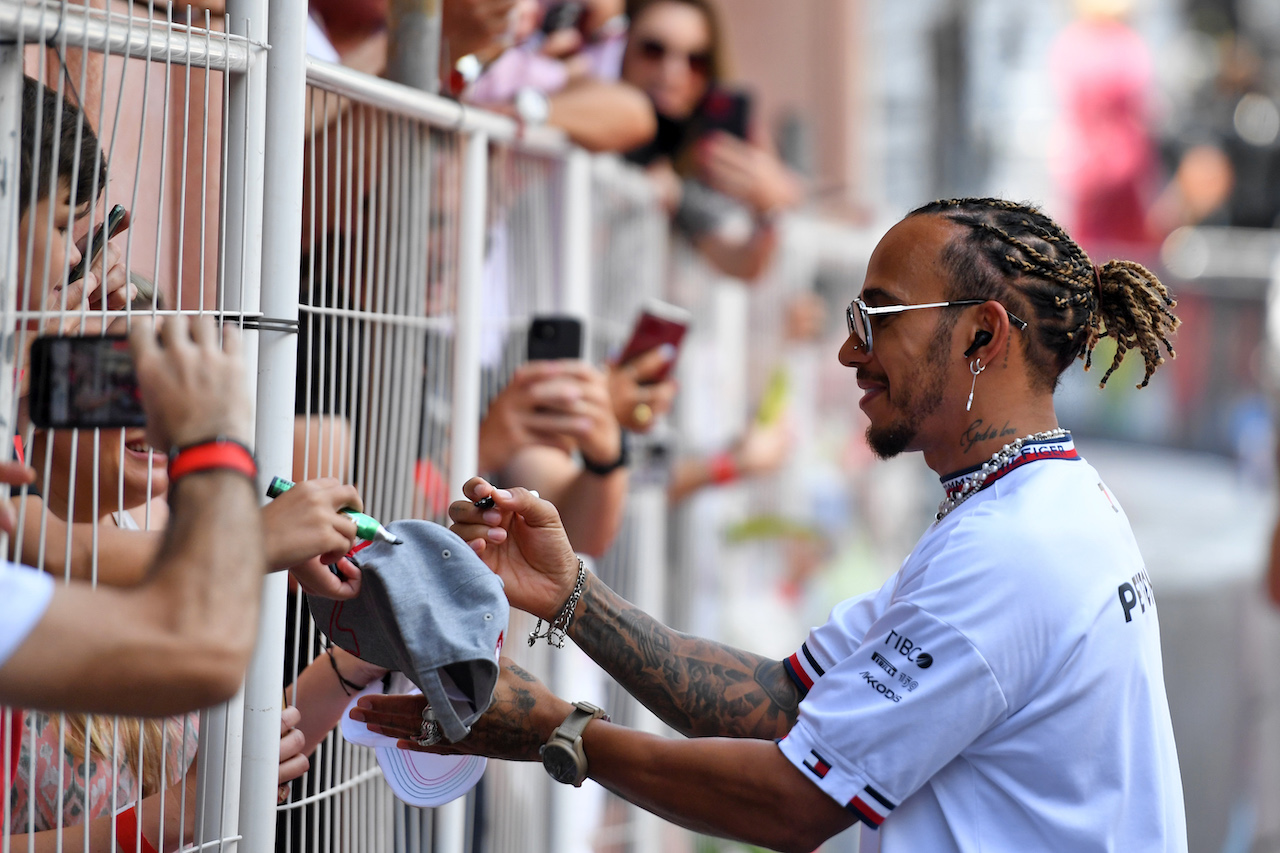 GP MONACO, Lewis Hamilton (GBR) Mercedes AMG F1 with fans.
29.05.2022. Formula 1 World Championship, Rd 7, Monaco Grand Prix, Monte Carlo, Monaco, Gara Day.
- www.xpbimages.com, EMail: requests@xpbimages.com © Copyright: Price / XPB Images