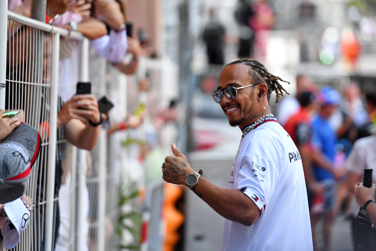 GP MONACO, Lewis Hamilton (GBR) Mercedes AMG F1 with fans.
29.05.2022. Formula 1 World Championship, Rd 7, Monaco Grand Prix, Monte Carlo, Monaco, Gara Day.
- www.xpbimages.com, EMail: requests@xpbimages.com © Copyright: Price / XPB Images