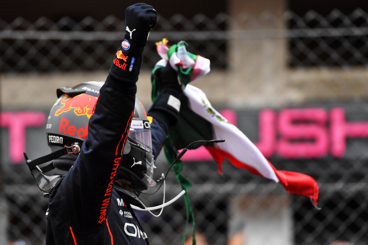 GP MONACO, Gara winner Sergio Perez (MEX) Red Bull Racing celebrates in parc ferme.
29.05.2022. Formula 1 World Championship, Rd 7, Monaco Grand Prix, Monte Carlo, Monaco, Gara Day.
- www.xpbimages.com, EMail: requests@xpbimages.com © Copyright: Price / XPB Images