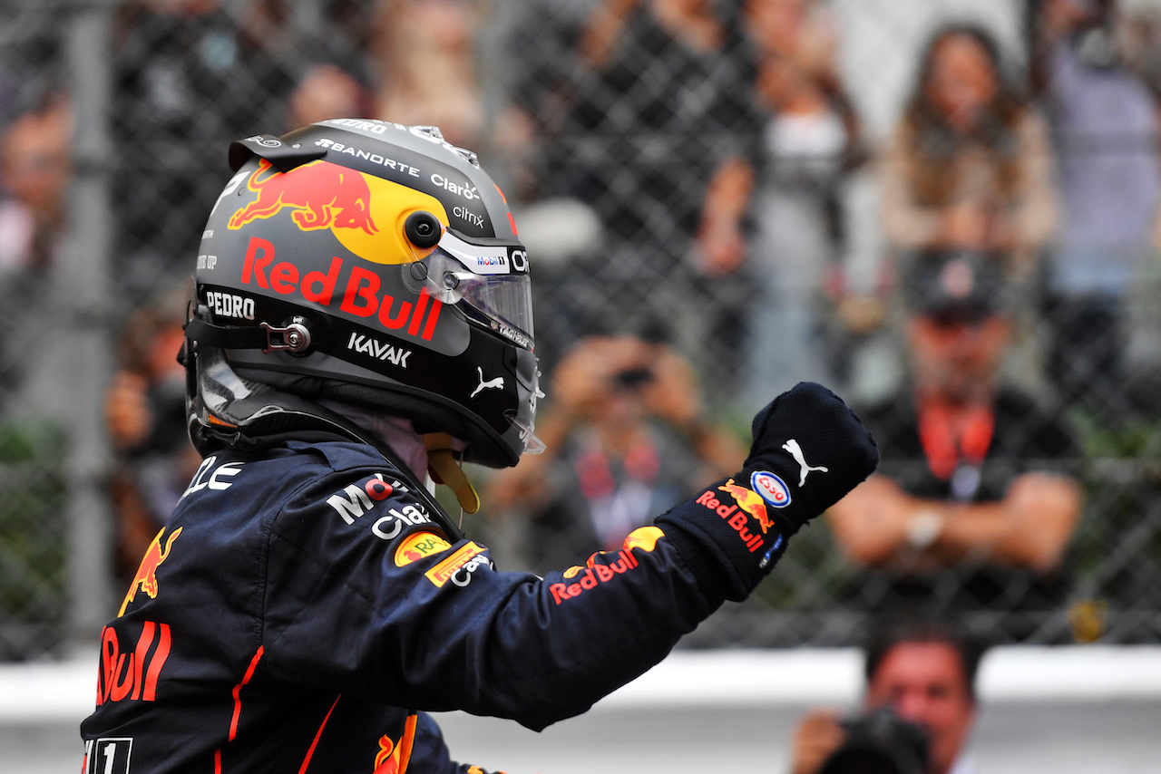 GP MONACO, Gara winner Sergio Perez (MEX) Red Bull Racing celebrates in parc ferme.
29.05.2022. Formula 1 World Championship, Rd 7, Monaco Grand Prix, Monte Carlo, Monaco, Gara Day.
- www.xpbimages.com, EMail: requests@xpbimages.com © Copyright: Price / XPB Images