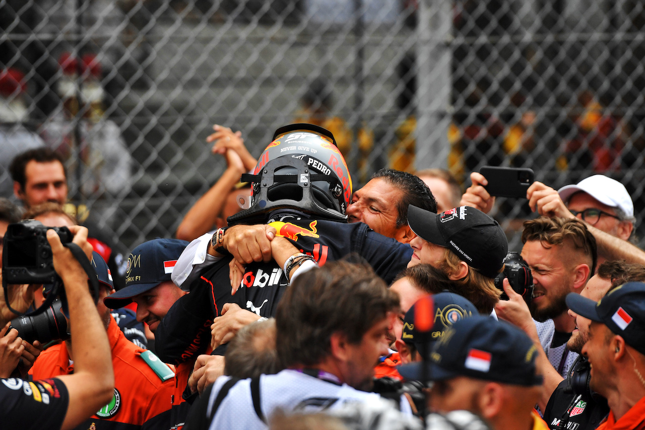 GP MONACO, Gara winner Sergio Perez (MEX) Red Bull Racing celebrates with the team in parc ferme.
29.05.2022. Formula 1 World Championship, Rd 7, Monaco Grand Prix, Monte Carlo, Monaco, Gara Day.
- www.xpbimages.com, EMail: requests@xpbimages.com © Copyright: Price / XPB Images