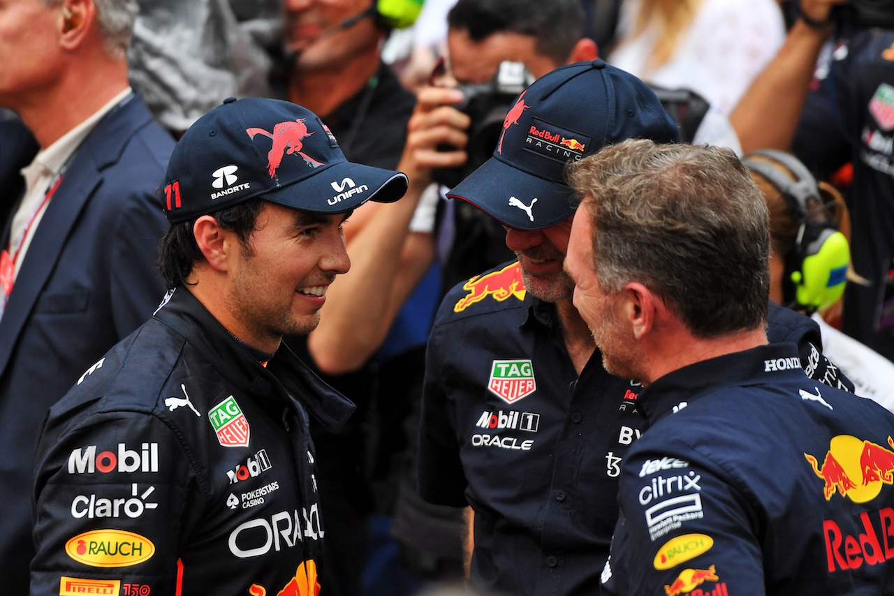 GP MONACO, (L to R): Gara winner Sergio Perez (MEX) Red Bull Racing in parc ferme with Adrian Newey (GBR) Red Bull Racing Chief Technical Officer e Christian Horner (GBR) Red Bull Racing Team Principal.
29.05.2022. Formula 1 World Championship, Rd 7, Monaco Grand Prix, Monte Carlo, Monaco, Gara Day.
- www.xpbimages.com, EMail: requests@xpbimages.com © Copyright: Price / XPB Images