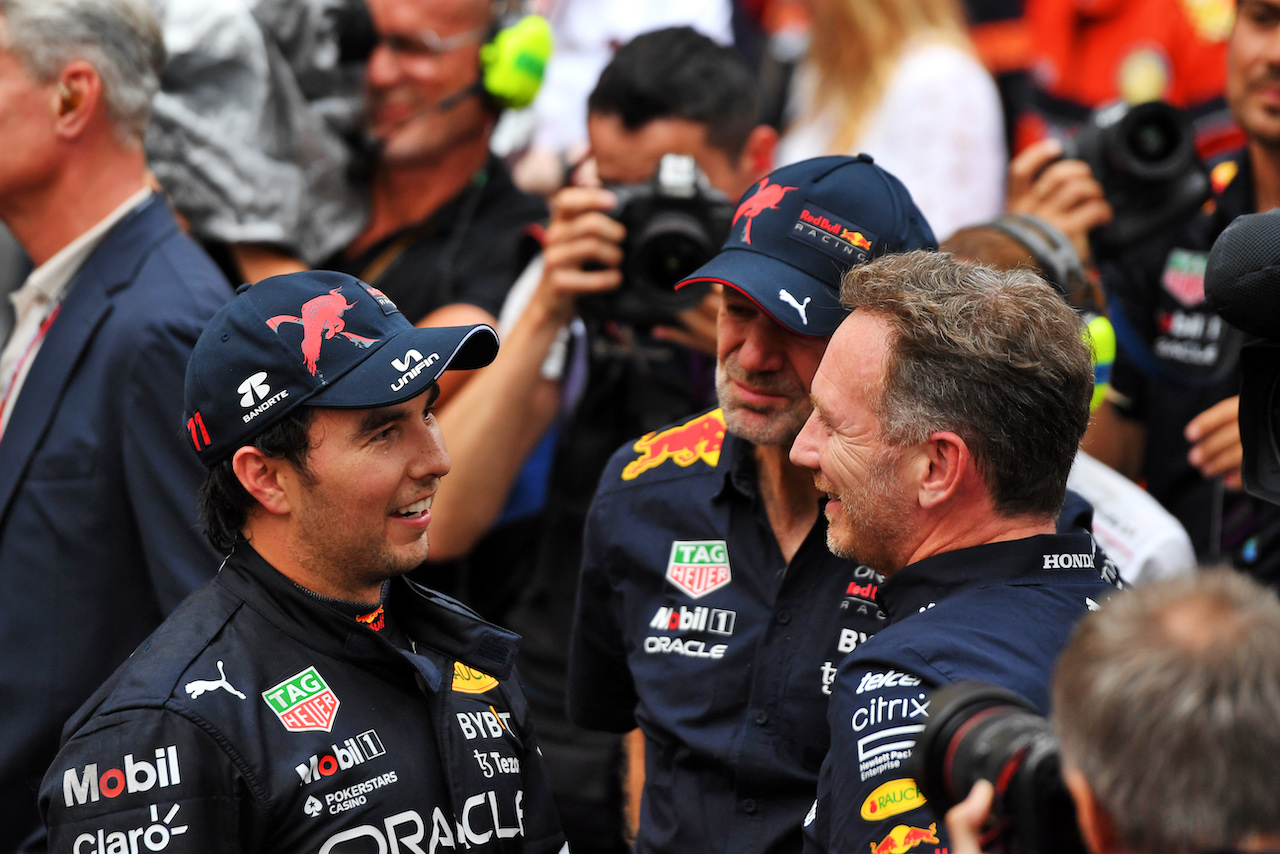 GP MONACO, (L to R): Gara winner Sergio Perez (MEX) Red Bull Racing in parc ferme with Adrian Newey (GBR) Red Bull Racing Chief Technical Officer e Christian Horner (GBR) Red Bull Racing Team Principal.
29.05.2022. Formula 1 World Championship, Rd 7, Monaco Grand Prix, Monte Carlo, Monaco, Gara Day.
- www.xpbimages.com, EMail: requests@xpbimages.com © Copyright: Price / XPB Images