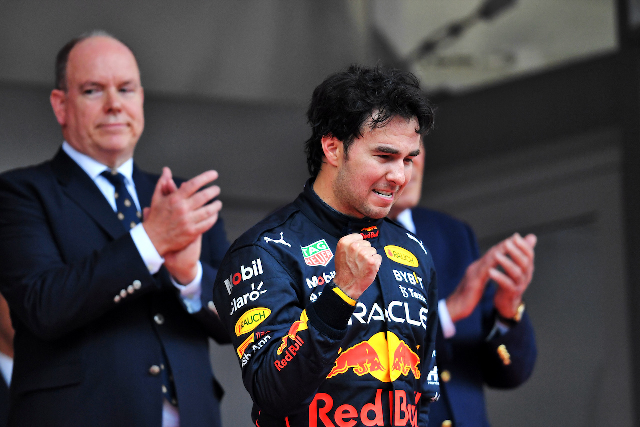 GP MONACO, Gara winner Sergio Perez (MEX) Red Bull Racing celebrates on the podium.
29.05.2022. Formula 1 World Championship, Rd 7, Monaco Grand Prix, Monte Carlo, Monaco, Gara Day.
- www.xpbimages.com, EMail: requests@xpbimages.com © Copyright: Price / XPB Images