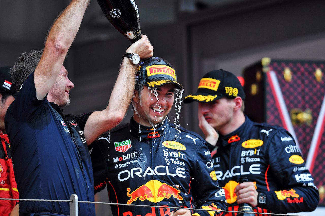 GP MONACO, Gara winner Sergio Perez (MEX) Red Bull Racing celebrates on the podium with Christian Horner (GBR) Red Bull Racing Team Principal.
29.05.2022. Formula 1 World Championship, Rd 7, Monaco Grand Prix, Monte Carlo, Monaco, Gara Day.
- www.xpbimages.com, EMail: requests@xpbimages.com © Copyright: Price / XPB Images