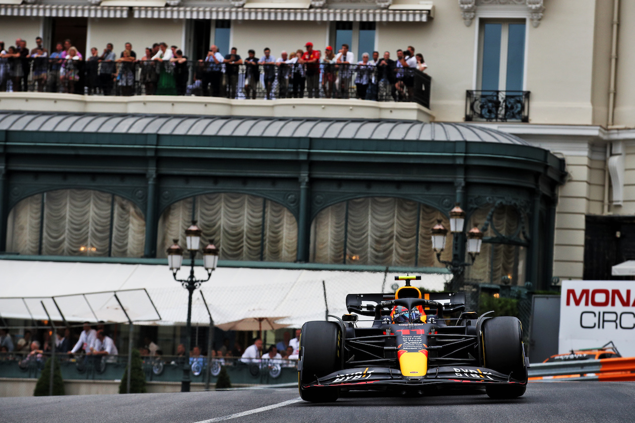 GP MONACO, Sergio Perez (MEX) Red Bull Racing RB18.
29.05.2022. Formula 1 World Championship, Rd 7, Monaco Grand Prix, Monte Carlo, Monaco, Gara Day.
 - www.xpbimages.com, EMail: requests@xpbimages.com © Copyright: Coates / XPB Images