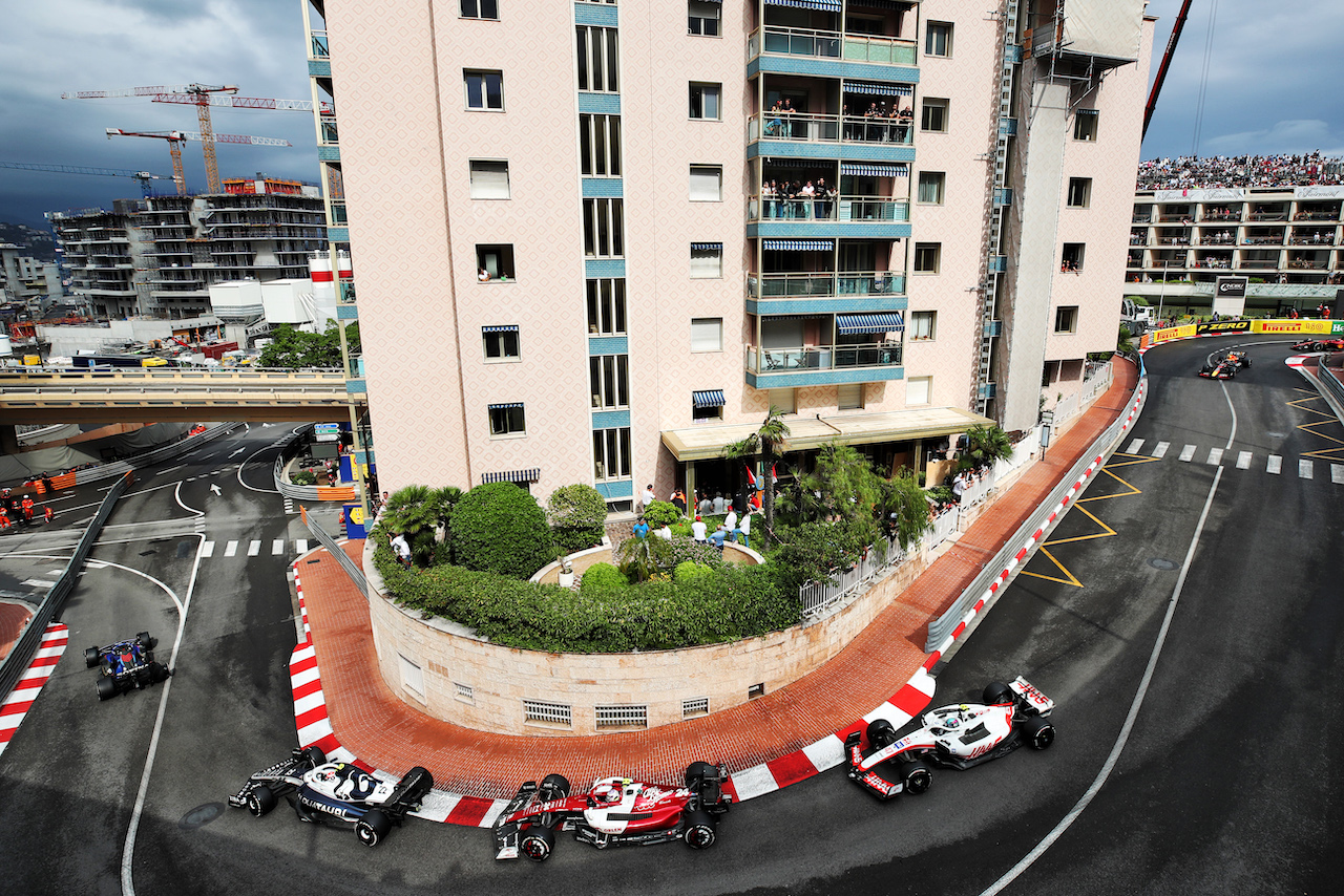 GP MONACO, Alexander Albon (THA) Williams Racing FW44 davanti a Yuki Tsunoda (JPN) AlphaTauri AT03; Guanyu Zhou (CHN) Alfa Romeo F1 Team C42; e Mick Schumacher (GER) Haas VF-22.
29.05.2022. Formula 1 World Championship, Rd 7, Monaco Grand Prix, Monte Carlo, Monaco, Gara Day.
 - www.xpbimages.com, EMail: requests@xpbimages.com © Copyright: Coates / XPB Images