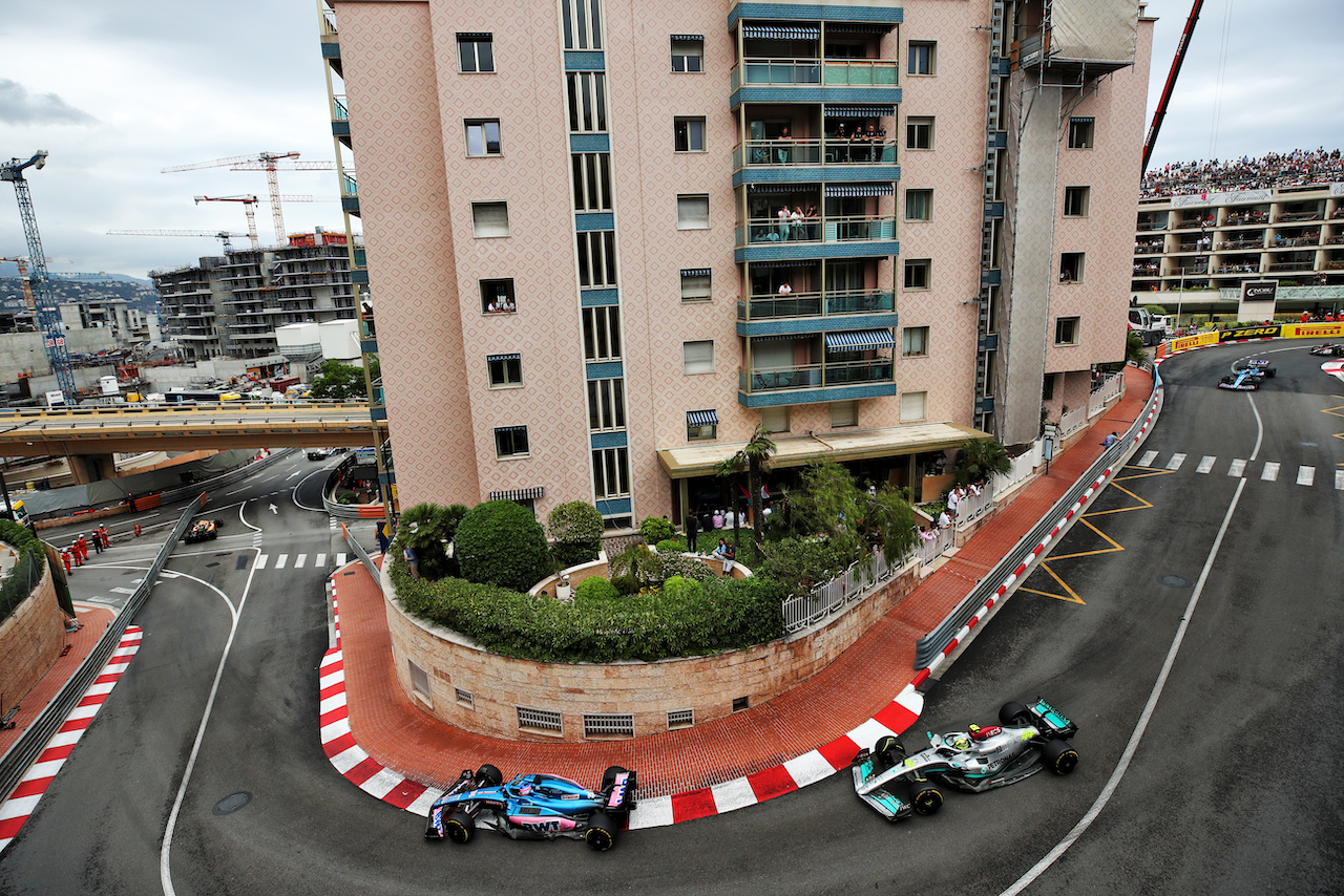 GP MONACO, Fernando Alonso (ESP) Alpine F1 Team A522 davanti a Lewis Hamilton (GBR) Mercedes AMG F1 W13.
29.05.2022. Formula 1 World Championship, Rd 7, Monaco Grand Prix, Monte Carlo, Monaco, Gara Day.
 - www.xpbimages.com, EMail: requests@xpbimages.com © Copyright: Coates / XPB Images