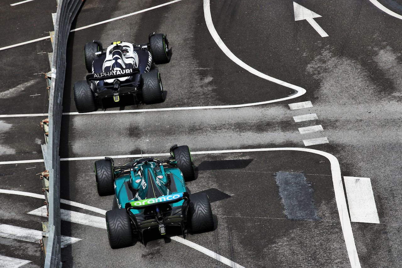 GP MONACO, Yuki Tsunoda (JPN) AlphaTauri AT03 davanti a Lance Stroll (CDN) Aston Martin F1 Team AMR22.
29.05.2022. Formula 1 World Championship, Rd 7, Monaco Grand Prix, Monte Carlo, Monaco, Gara Day.
 - www.xpbimages.com, EMail: requests@xpbimages.com © Copyright: Coates / XPB Images