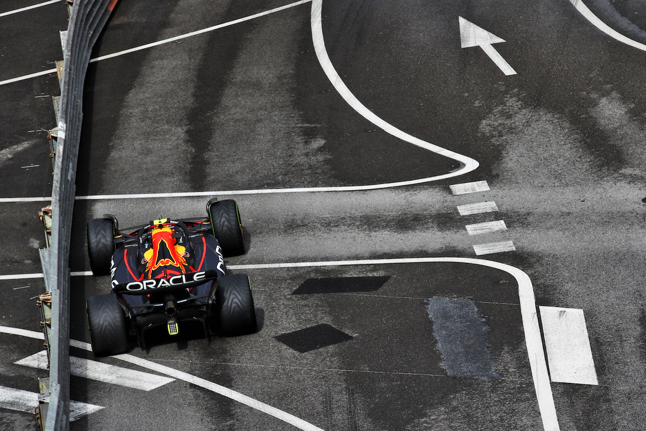 GP MONACO, Sergio Perez (MEX) Red Bull Racing RB18.
29.05.2022. Formula 1 World Championship, Rd 7, Monaco Grand Prix, Monte Carlo, Monaco, Gara Day.
 - www.xpbimages.com, EMail: requests@xpbimages.com © Copyright: Coates / XPB Images