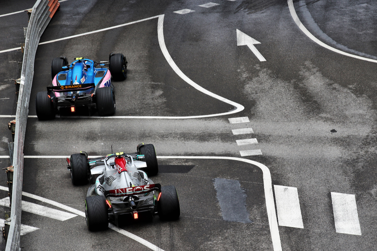 GP MONACO, Esteban Ocon (FRA) Alpine F1 Team A522 davanti a Lewis Hamilton (GBR) Mercedes AMG F1 W13.
29.05.2022. Formula 1 World Championship, Rd 7, Monaco Grand Prix, Monte Carlo, Monaco, Gara Day.
 - www.xpbimages.com, EMail: requests@xpbimages.com © Copyright: Coates / XPB Images