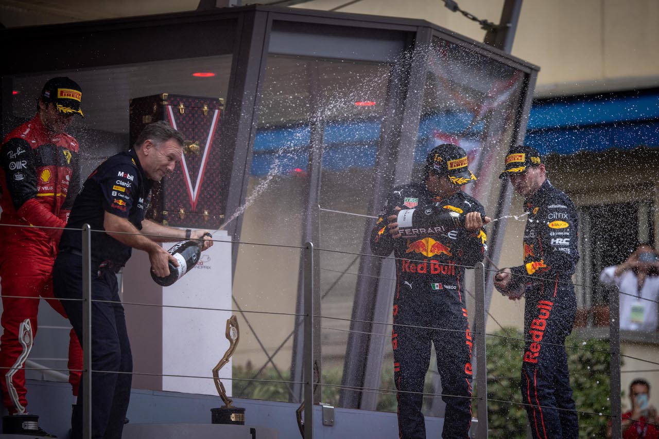 GP MONACO, (L to R): Christian Horner (GBR) Red Bull Racing Team Principal celebrates on the podium with vincitore Sergio Perez (MEX) Red Bull Racing e third placed Max Verstappen (NLD) Red Bull Racing.
29.05.2022. Formula 1 World Championship, Rd 7, Monaco Grand Prix, Monte Carlo, Monaco, Gara Day.
- www.xpbimages.com, EMail: requests@xpbimages.com © Copyright: Bearne / XPB Images