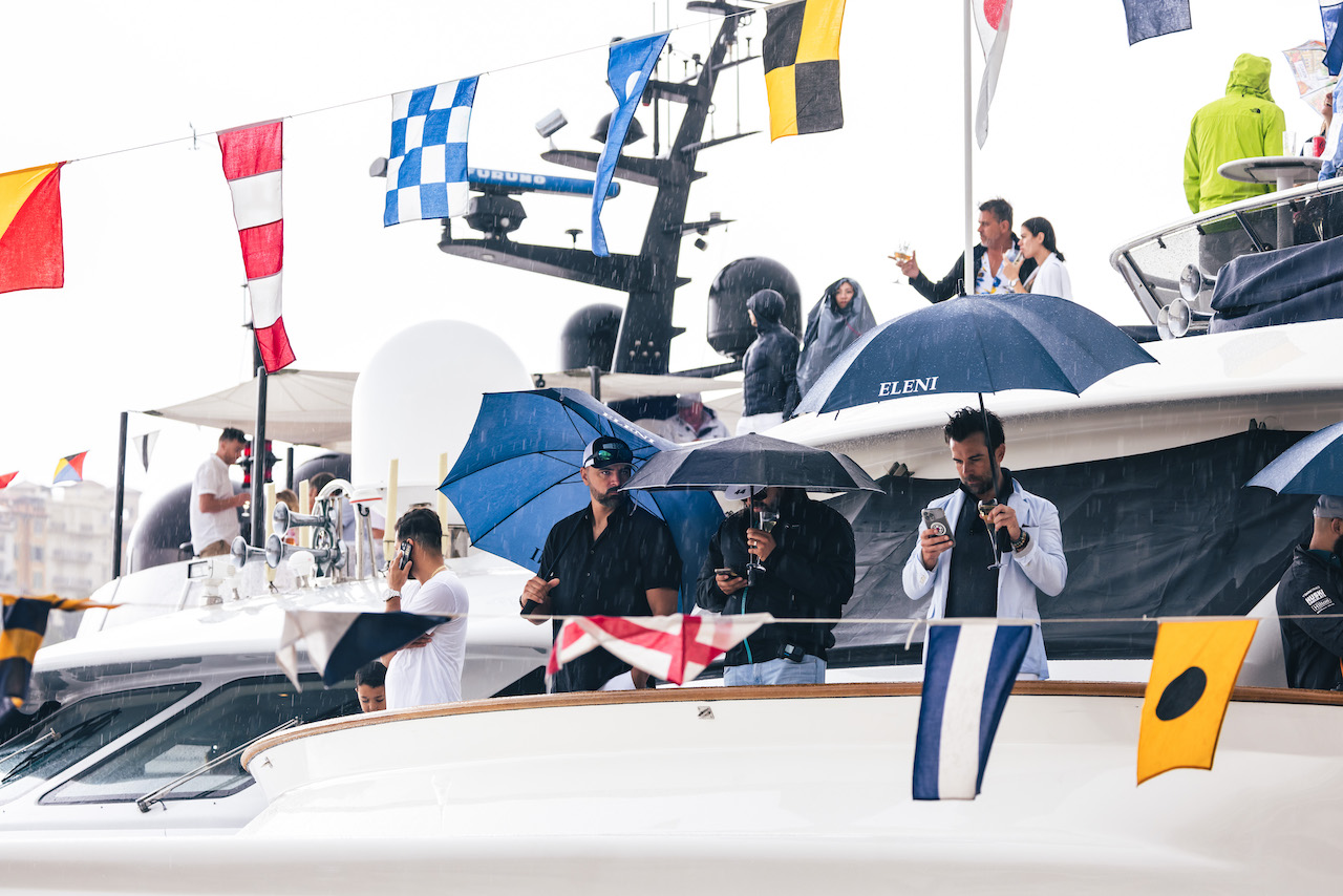 GP MONACO, Circuit Atmosfera - fans on boats.
29.05.2022. Formula 1 World Championship, Rd 7, Monaco Grand Prix, Monte Carlo, Monaco, Gara Day.
- www.xpbimages.com, EMail: requests@xpbimages.com © Copyright: Bearne / XPB Images