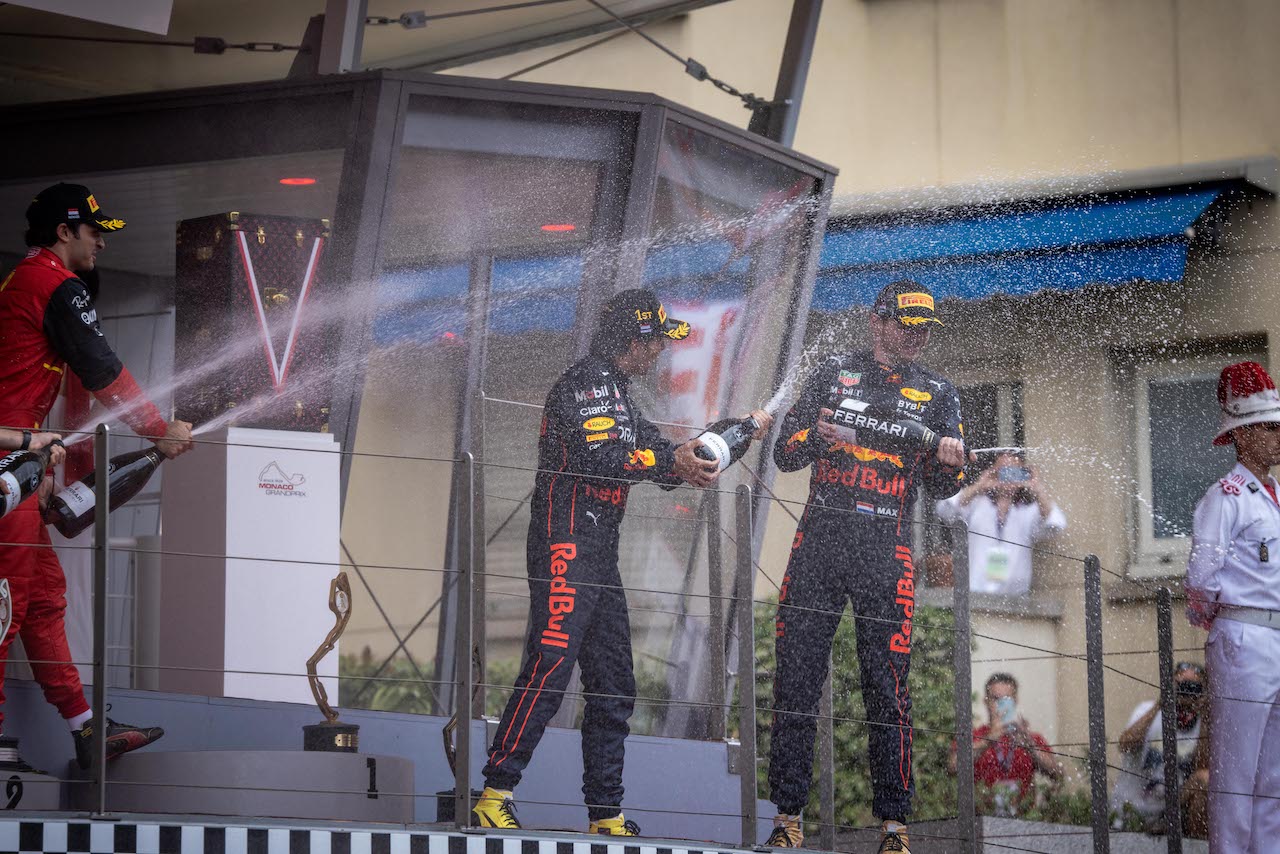GP MONACO, (L to R): Gara winner Sergio Perez (MEX) Red Bull Racing celebrates on the podium with Max Verstappen (NLD) Red Bull Racing.
29.05.2022. Formula 1 World Championship, Rd 7, Monaco Grand Prix, Monte Carlo, Monaco, Gara Day.
- www.xpbimages.com, EMail: requests@xpbimages.com © Copyright: Bearne / XPB Images