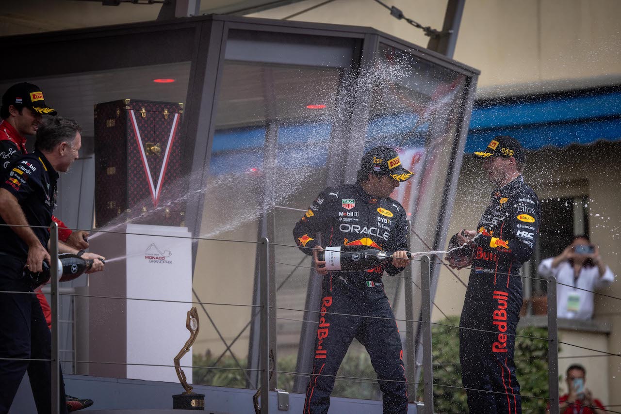 GP MONACO, Gara winner Sergio Perez (MEX) Red Bull Racing celebrates on the podium with Christian Horner (GBR) Red Bull Racing Team Principal e Max Verstappen (NLD) Red Bull Racing.
29.05.2022. Formula 1 World Championship, Rd 7, Monaco Grand Prix, Monte Carlo, Monaco, Gara Day.
- www.xpbimages.com, EMail: requests@xpbimages.com © Copyright: Bearne / XPB Images